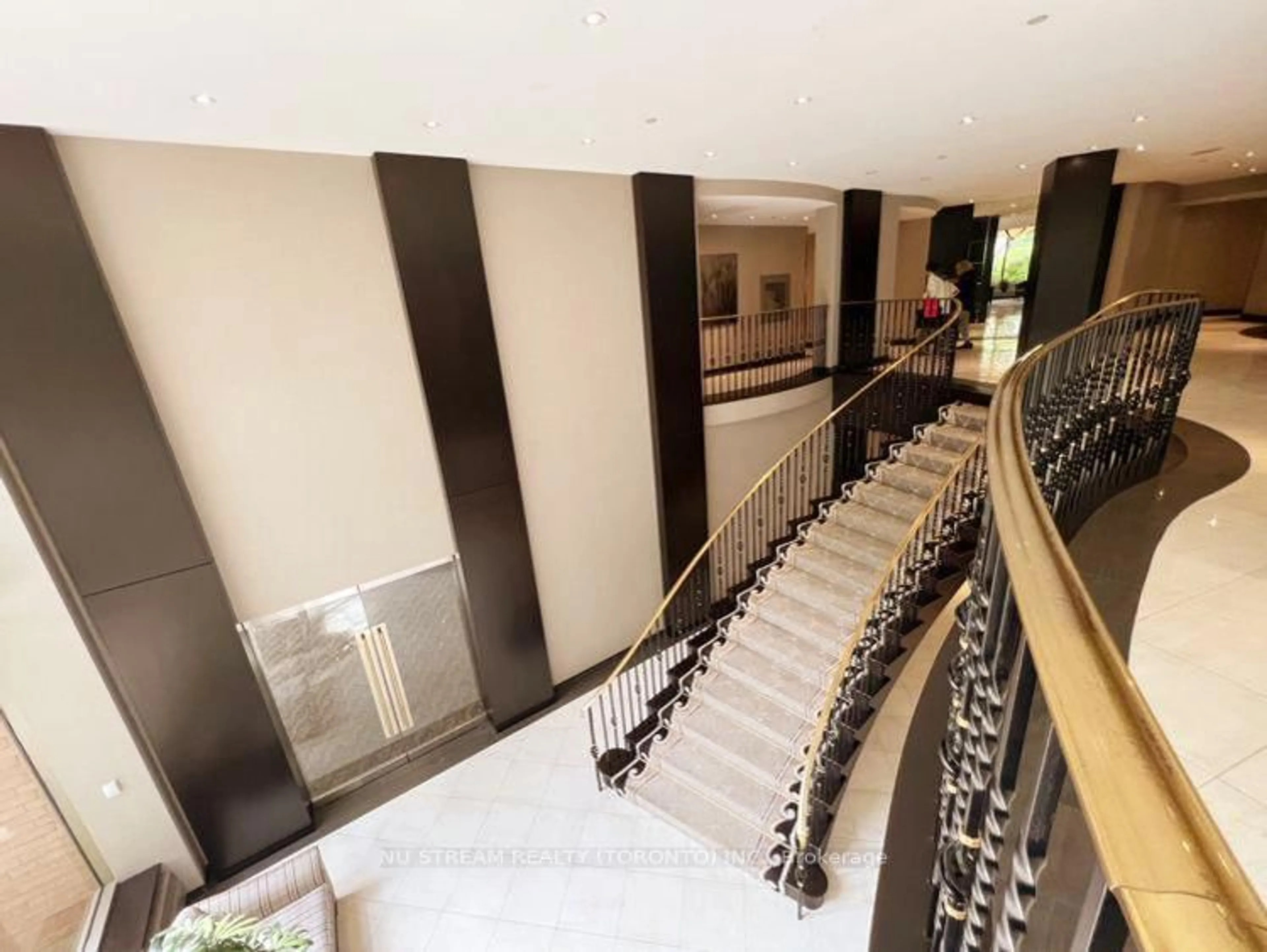 Indoor foyer for 3181 Bayview Ave #PH10, Toronto Ontario M2K 2Y2