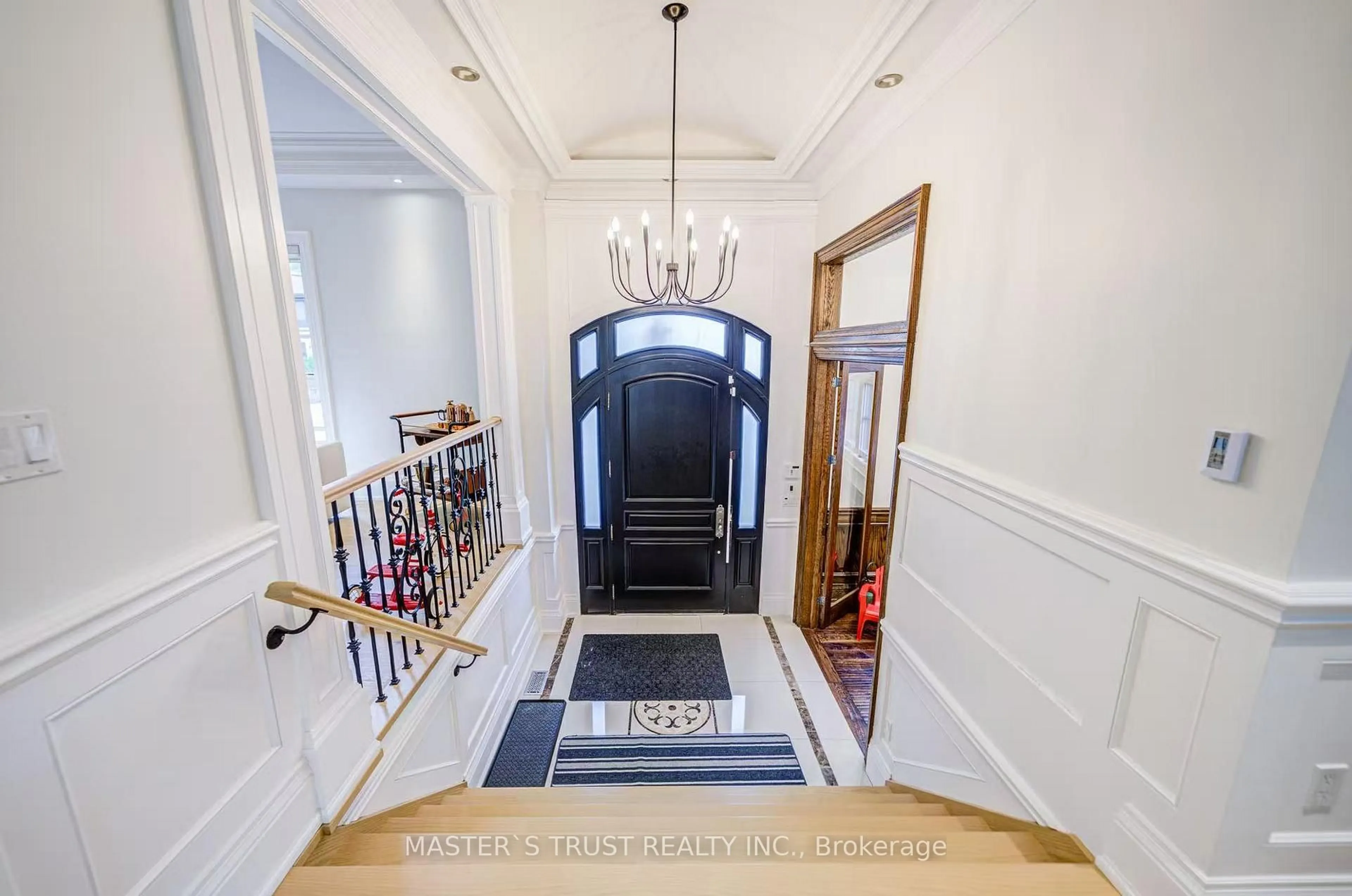 Indoor foyer for 103 Burndale Ave, Toronto Ontario M2N 1S8