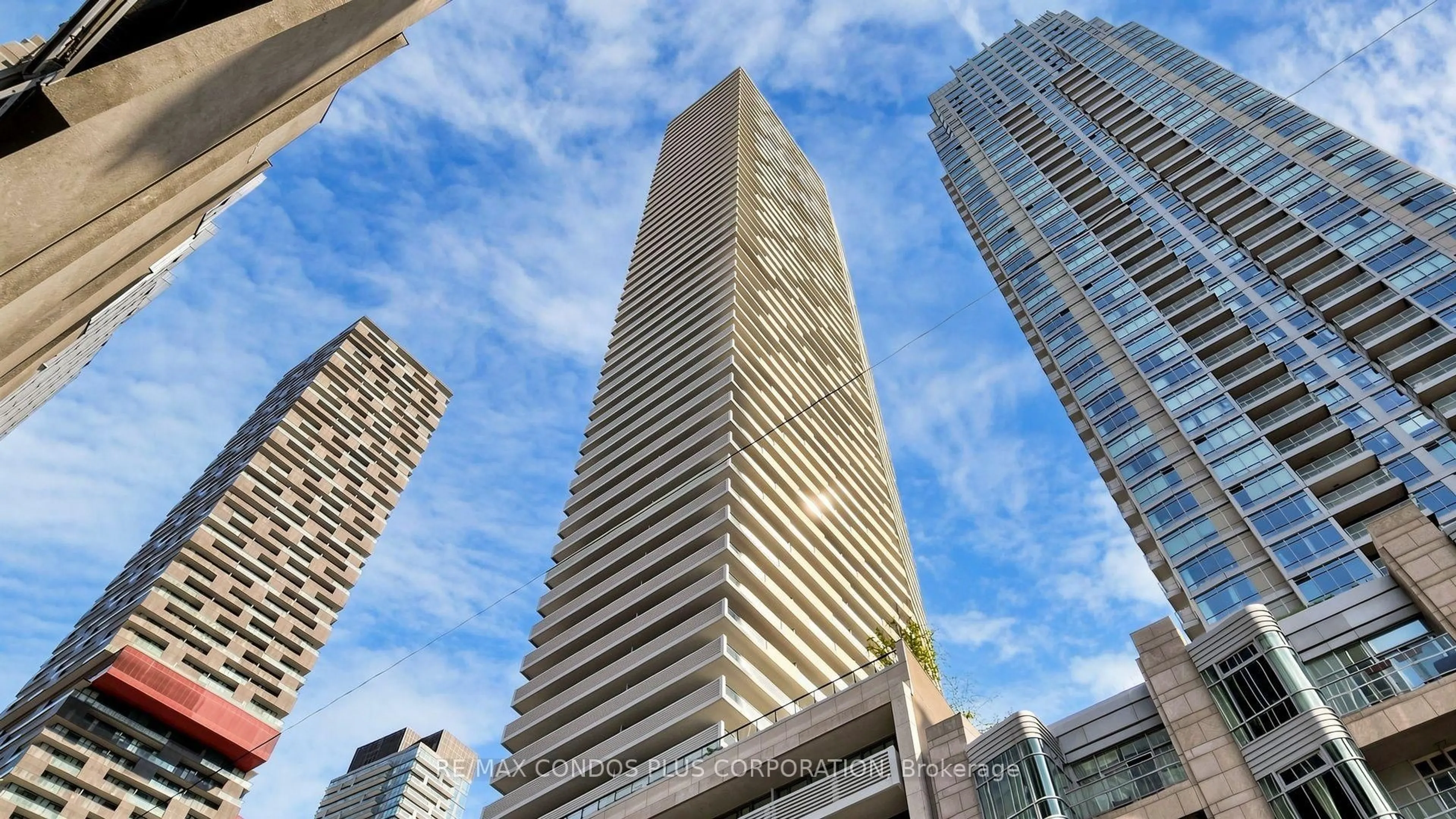 Indoor foyer for 2221 Yonge St #506, Toronto Ontario M4S 0B8