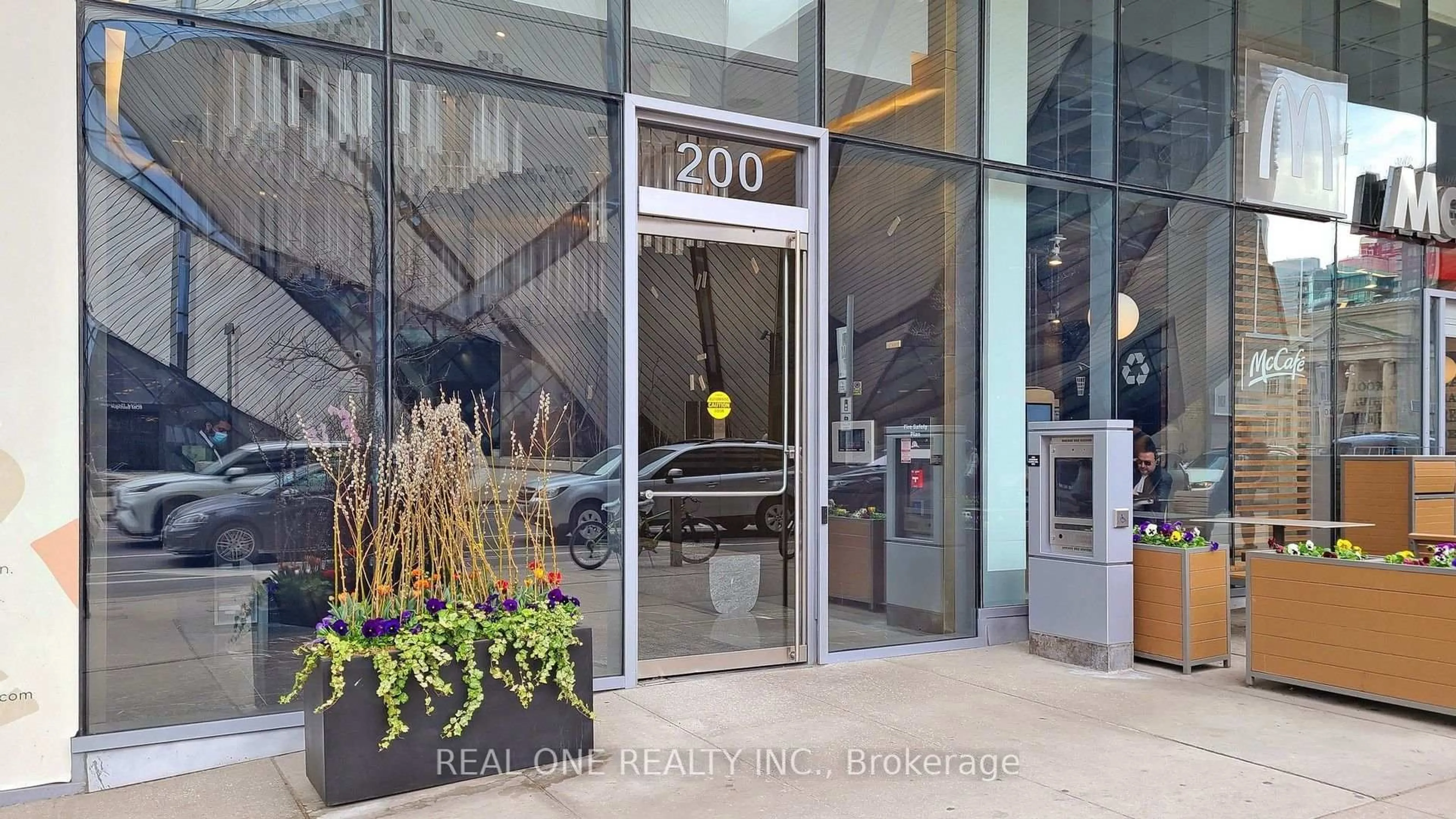 Indoor foyer for 200 Bloor St #1808, Toronto Ontario M5S 1T8