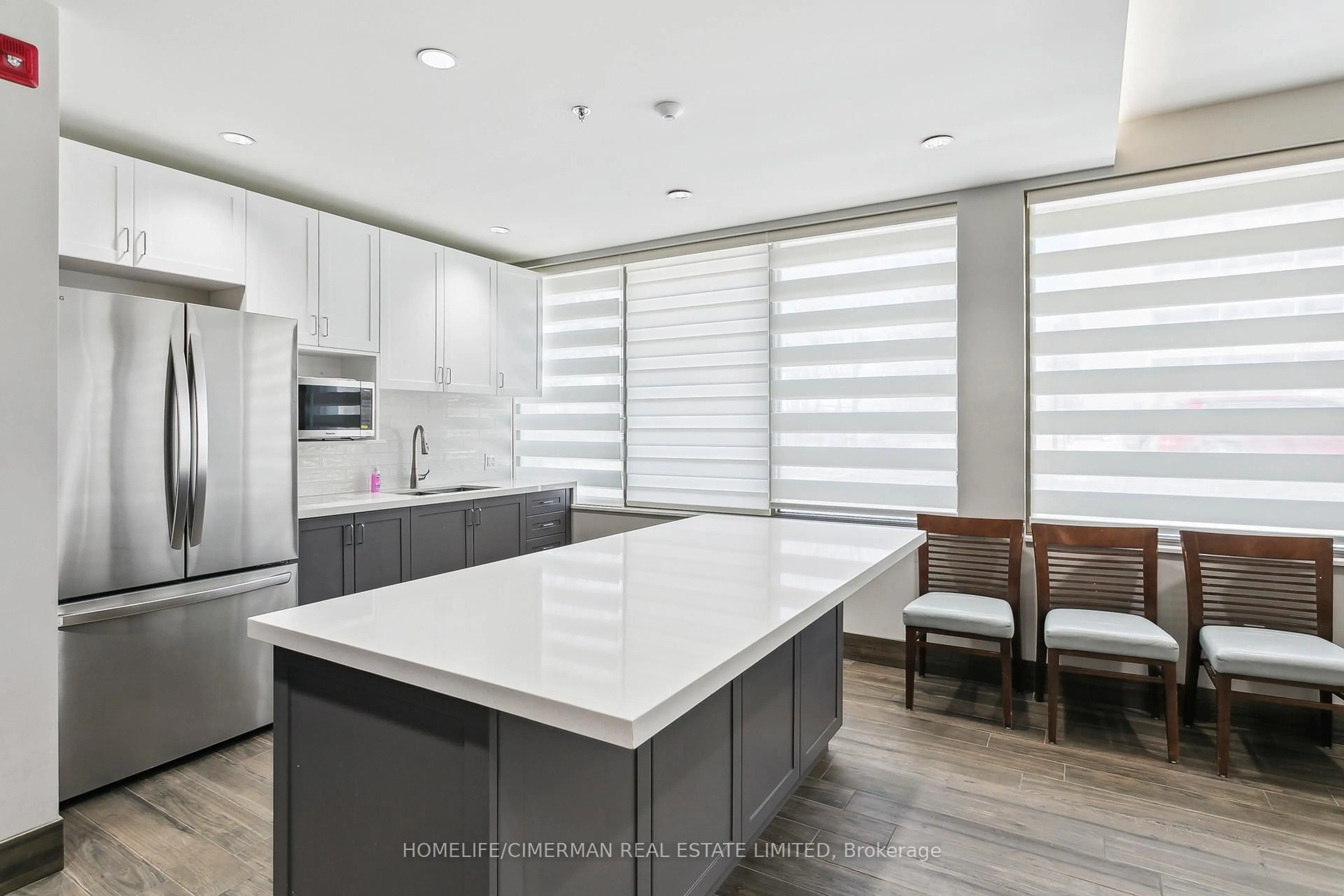 Open concept kitchen, ceramic/tile floor for 725 Don Mills Rd #906, Toronto Ontario M3C 1S6