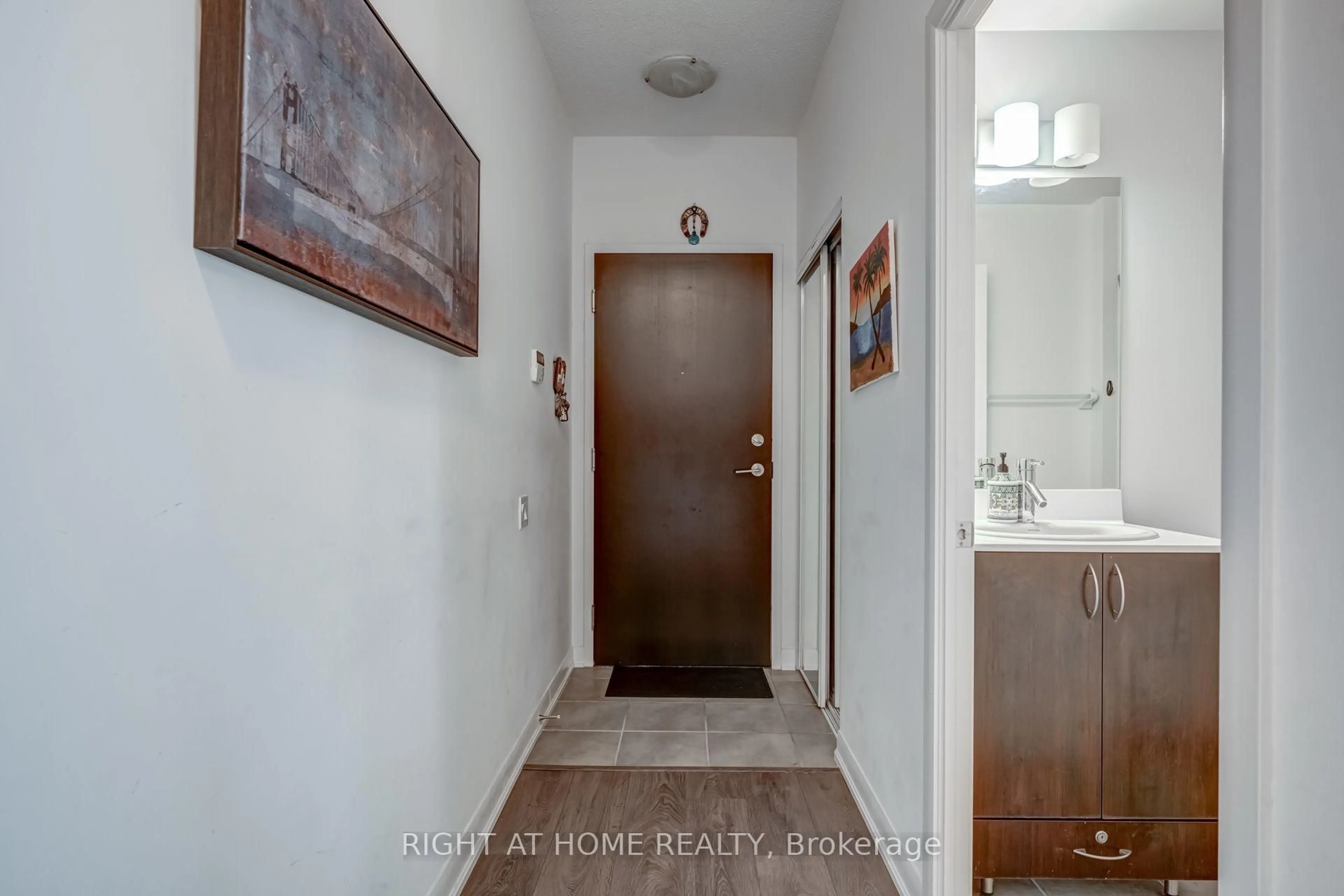Indoor entryway for 5162 Yonge St #LPH208, Toronto Ontario M2N 0E9