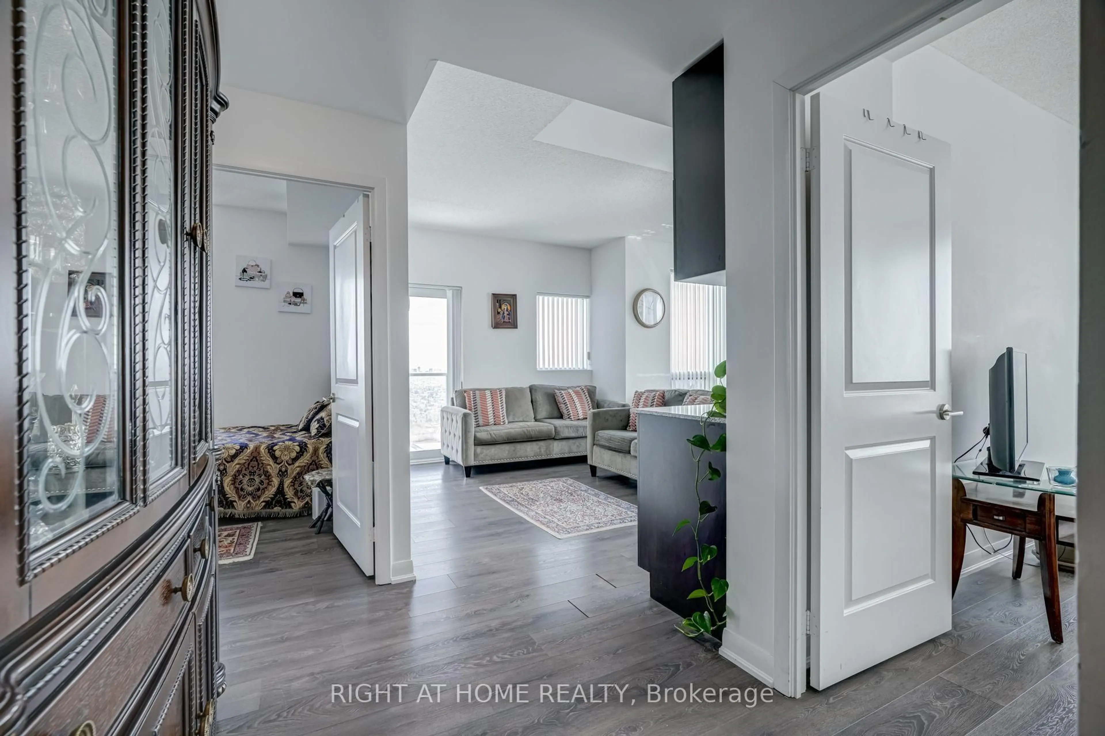 Indoor entryway for 5162 Yonge St #LPH208, Toronto Ontario M2N 0E9