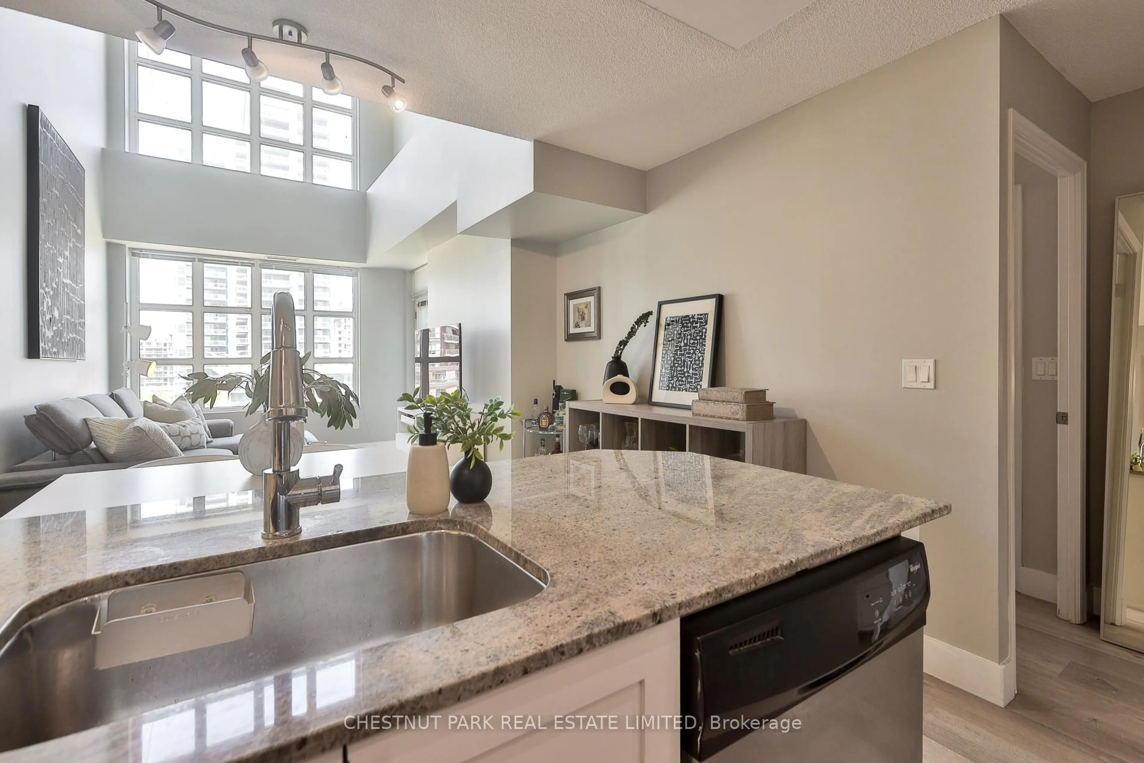 Open concept kitchen, ceramic/tile floor for 65 East Liberty St #913, Toronto Ontario M6K 3R2