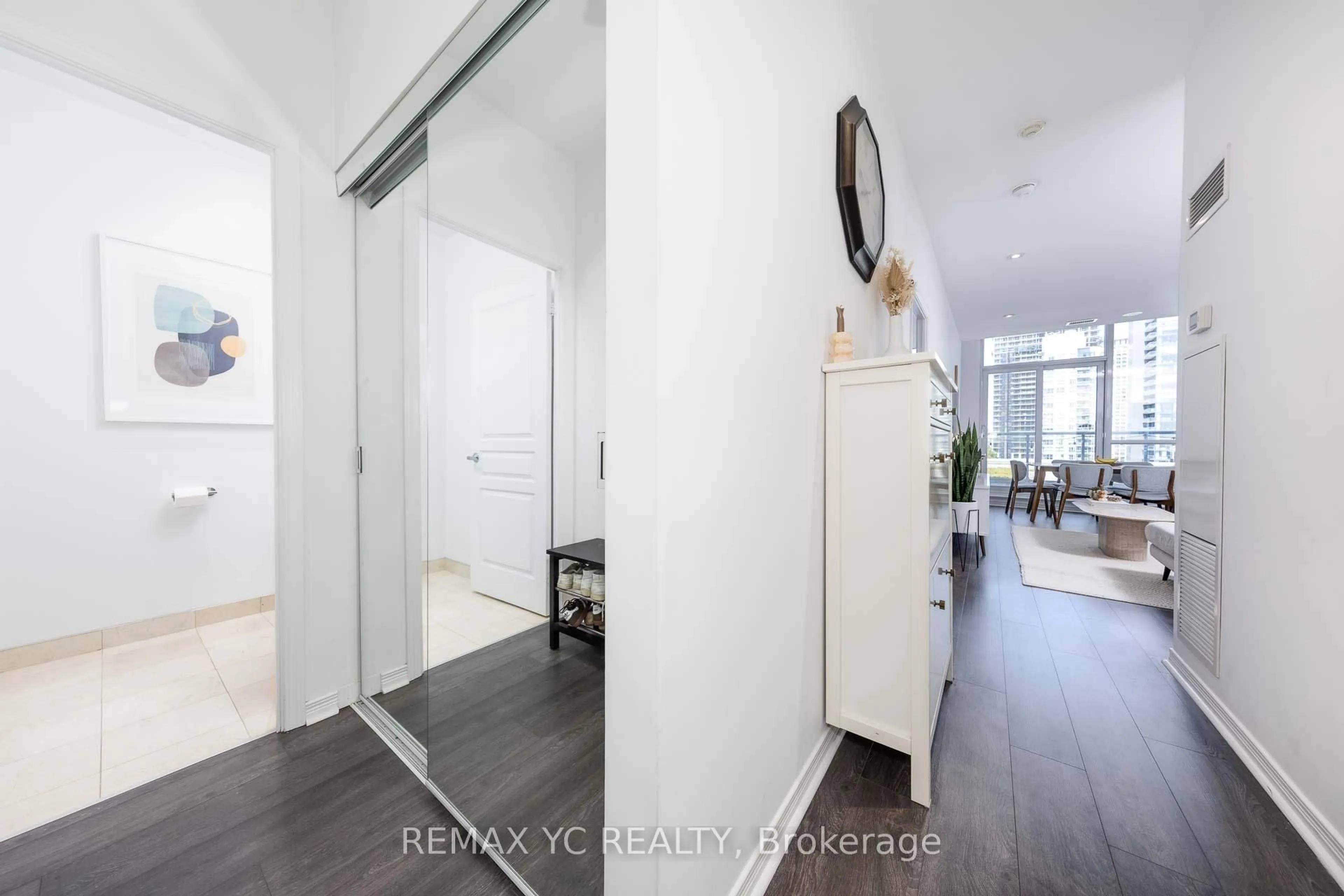 Indoor entryway for 352 Front St #PH09, Toronto Ontario M5V 0K3