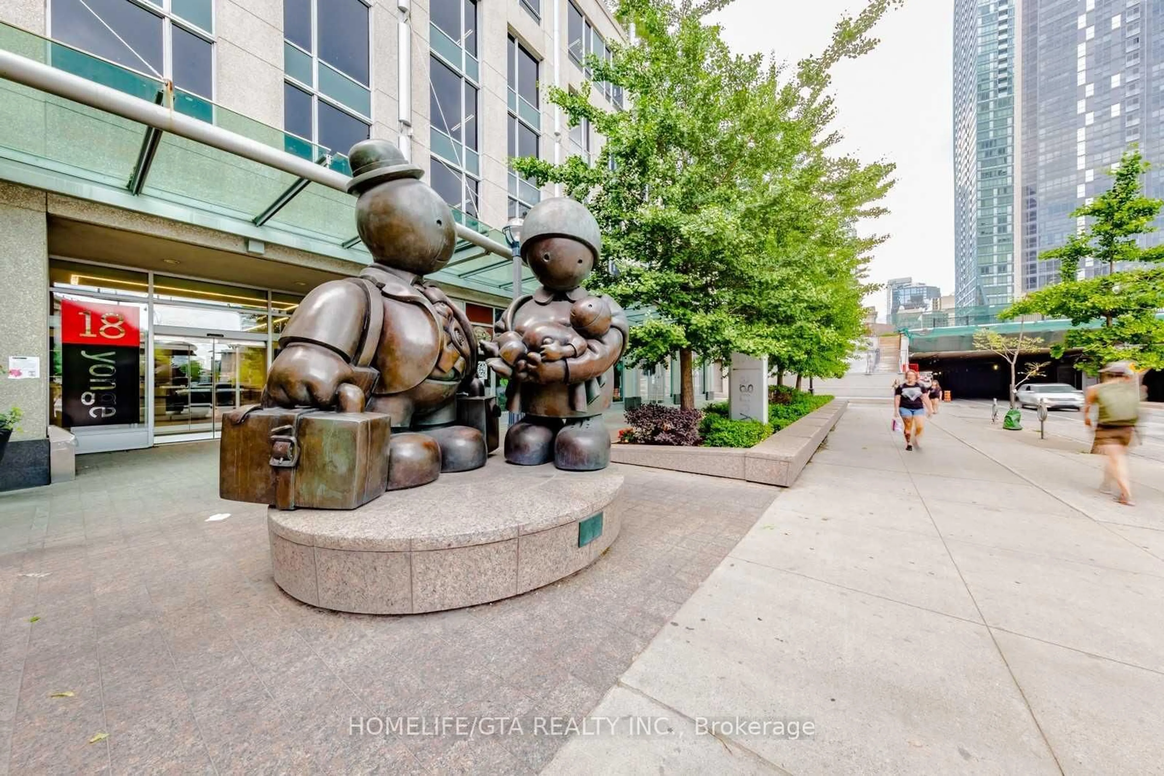 Patio, street for 18 Yonge St #1114, Toronto Ontario M5E 1Z8
