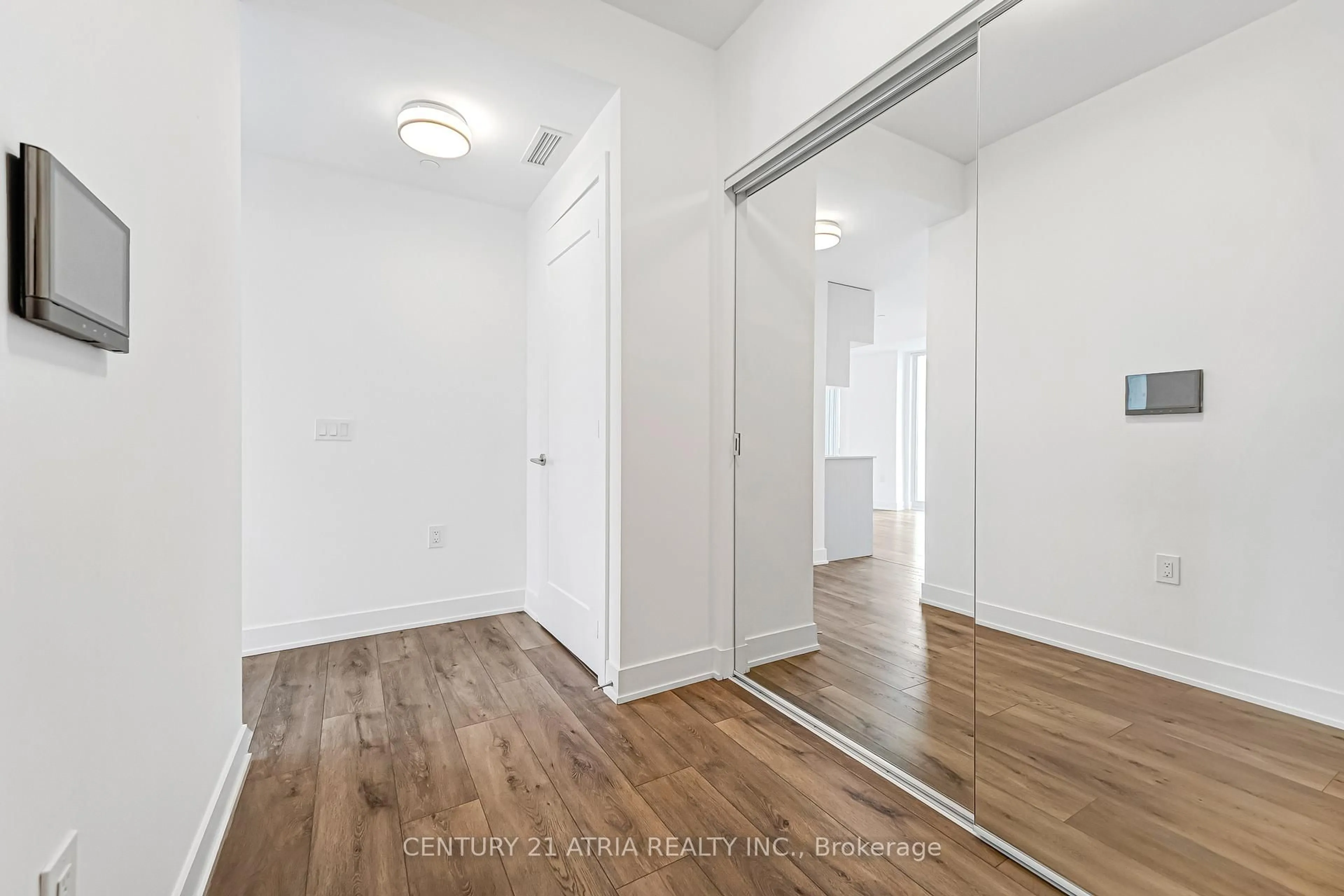 Indoor entryway for 575 Bloor St #3308, Toronto Ontario M4W 0B2
