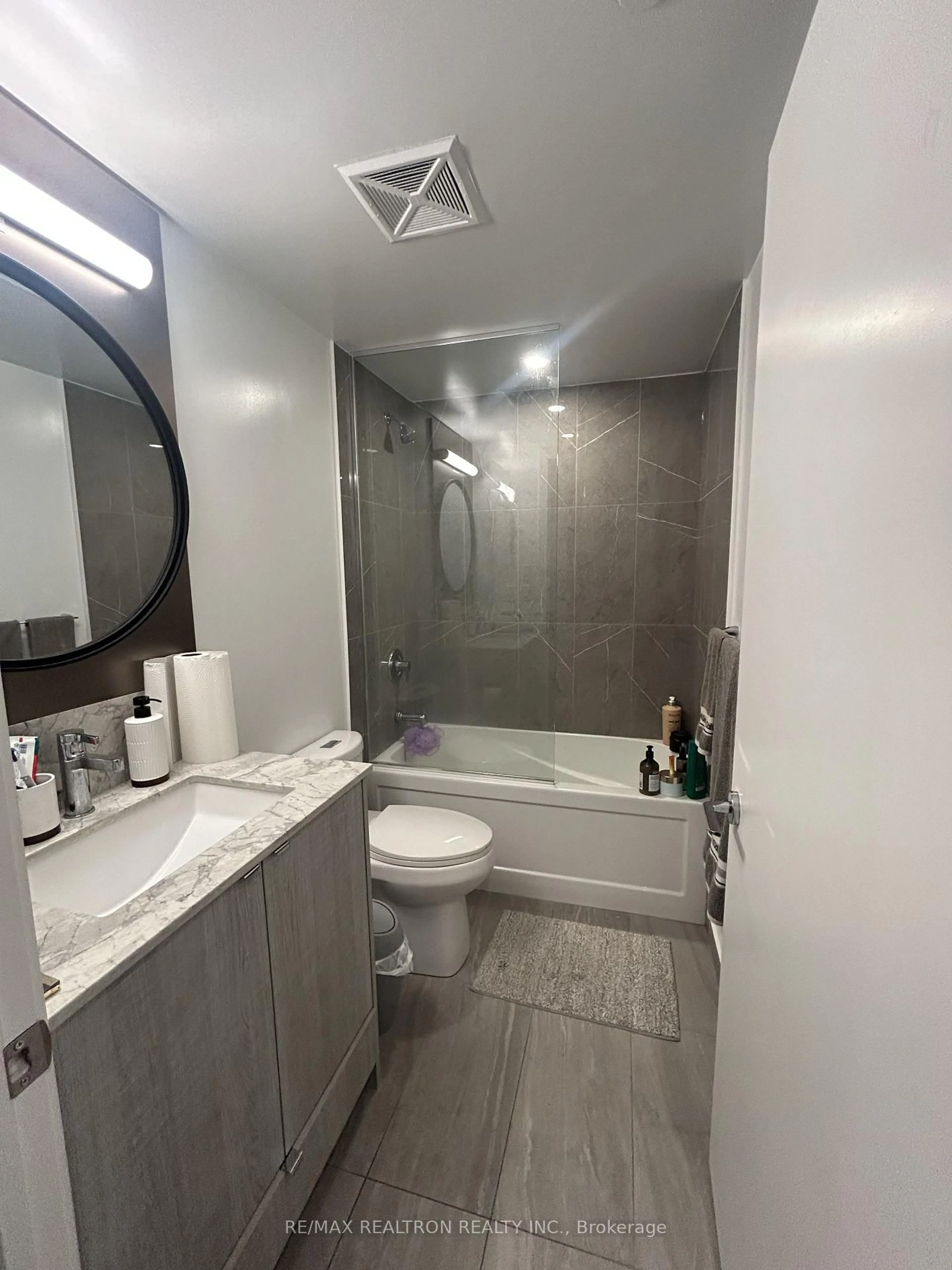 Standard bathroom, ceramic/tile floor for 771 Yonge St #911, Toronto Ontario M4W 0B8