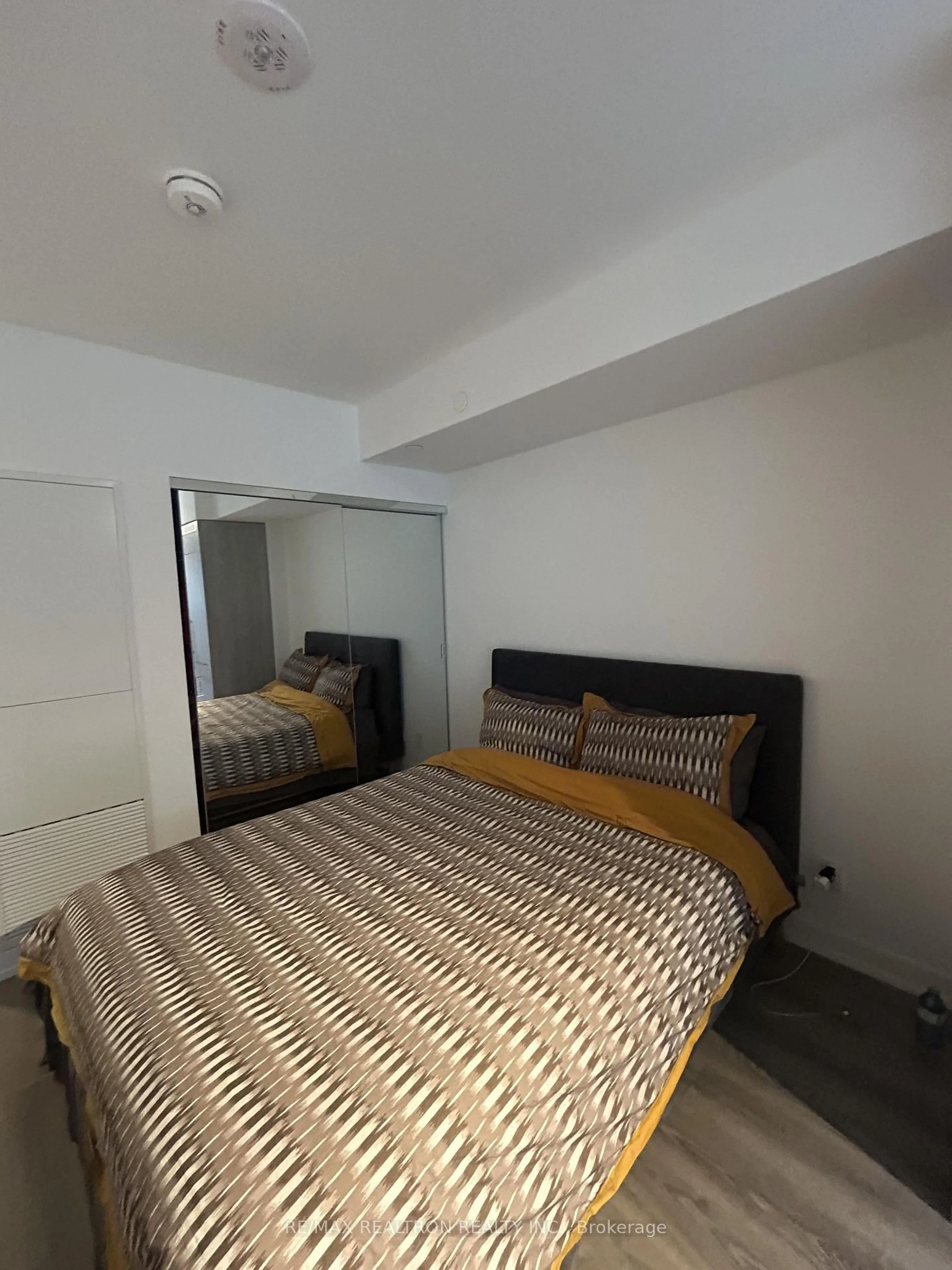 A pic of a room for 771 Yonge St #911, Toronto Ontario M4W 0B8