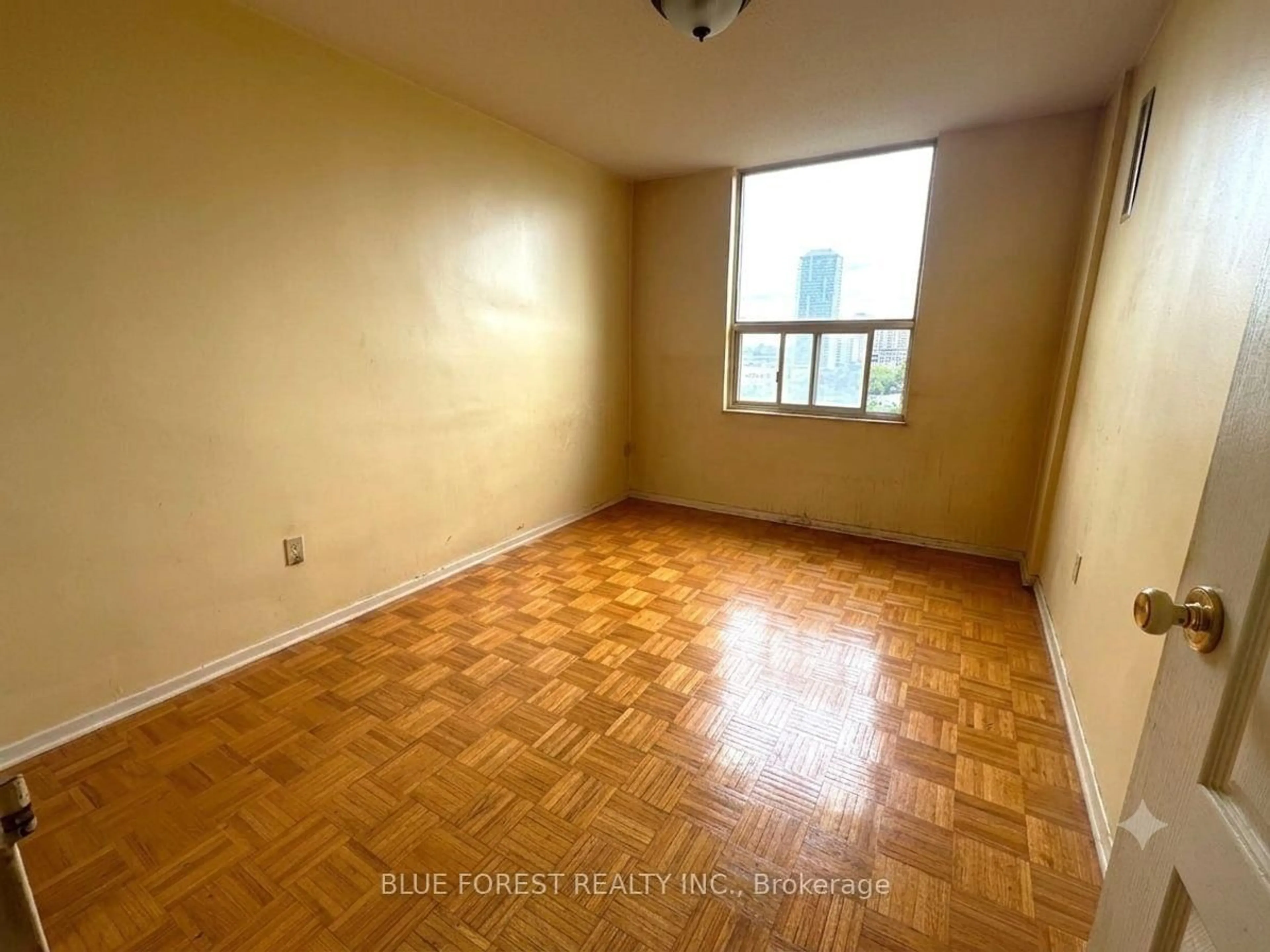 A pic of a room for 5 SHADY Gfwy #1009, Toronto Ontario M3C 3A5