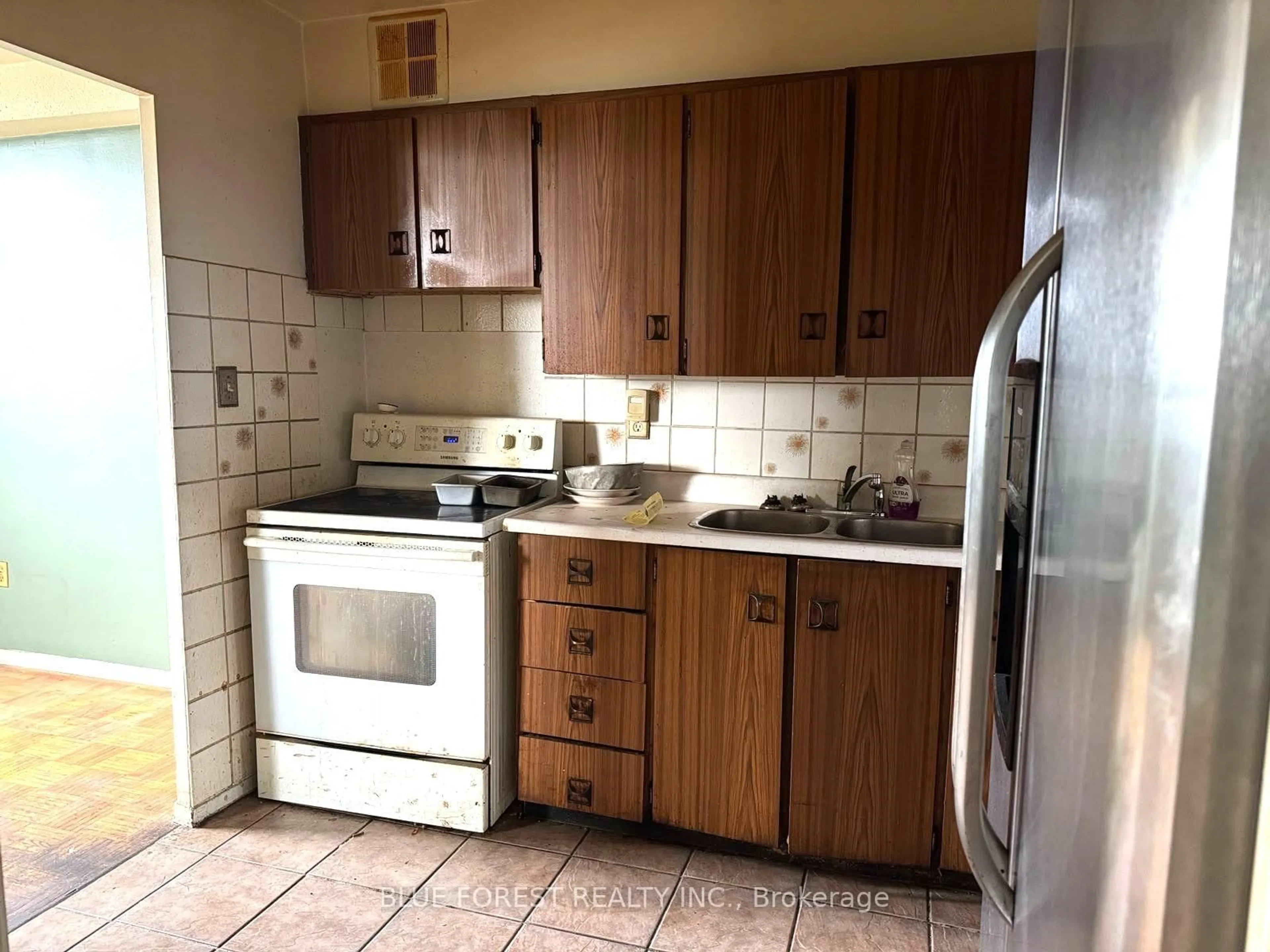 Standard kitchen, ceramic/tile floor for 5 SHADY Gfwy #1009, Toronto Ontario M3C 3A5