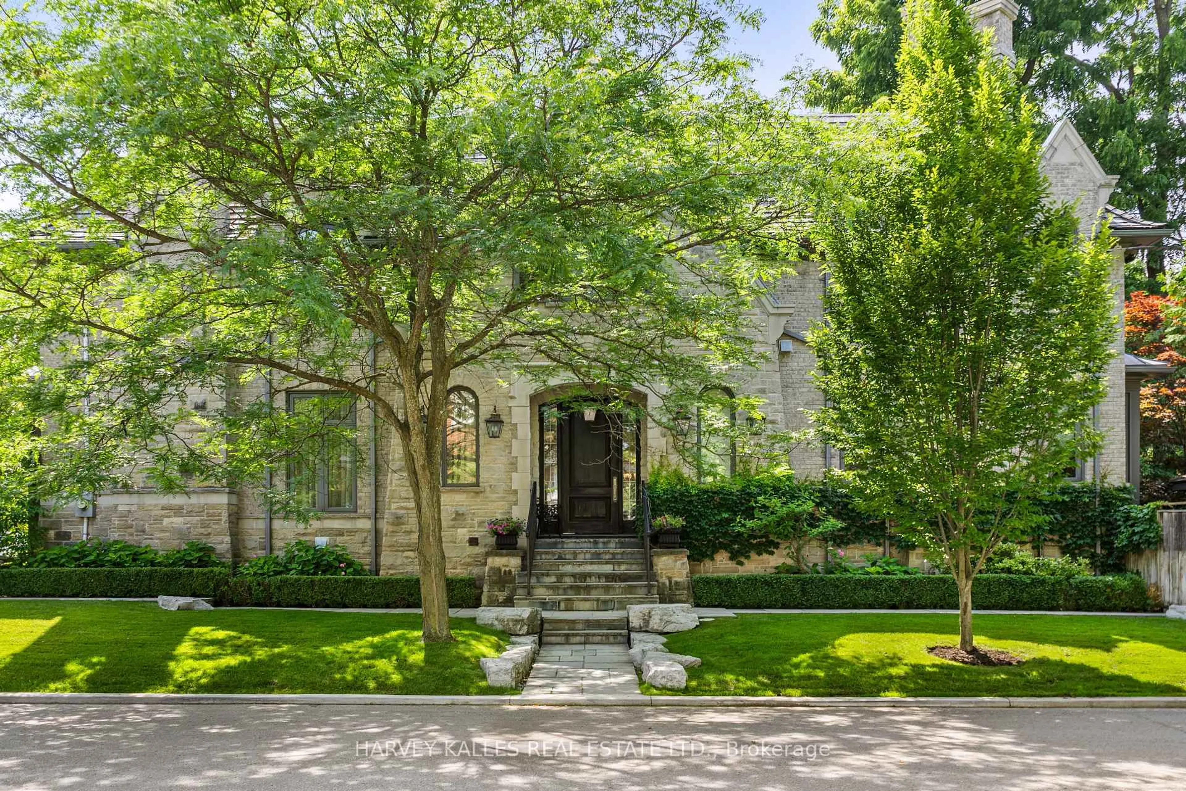 Indoor foyer for 6 Vesta Dr, Toronto Ontario M5P 2Z3