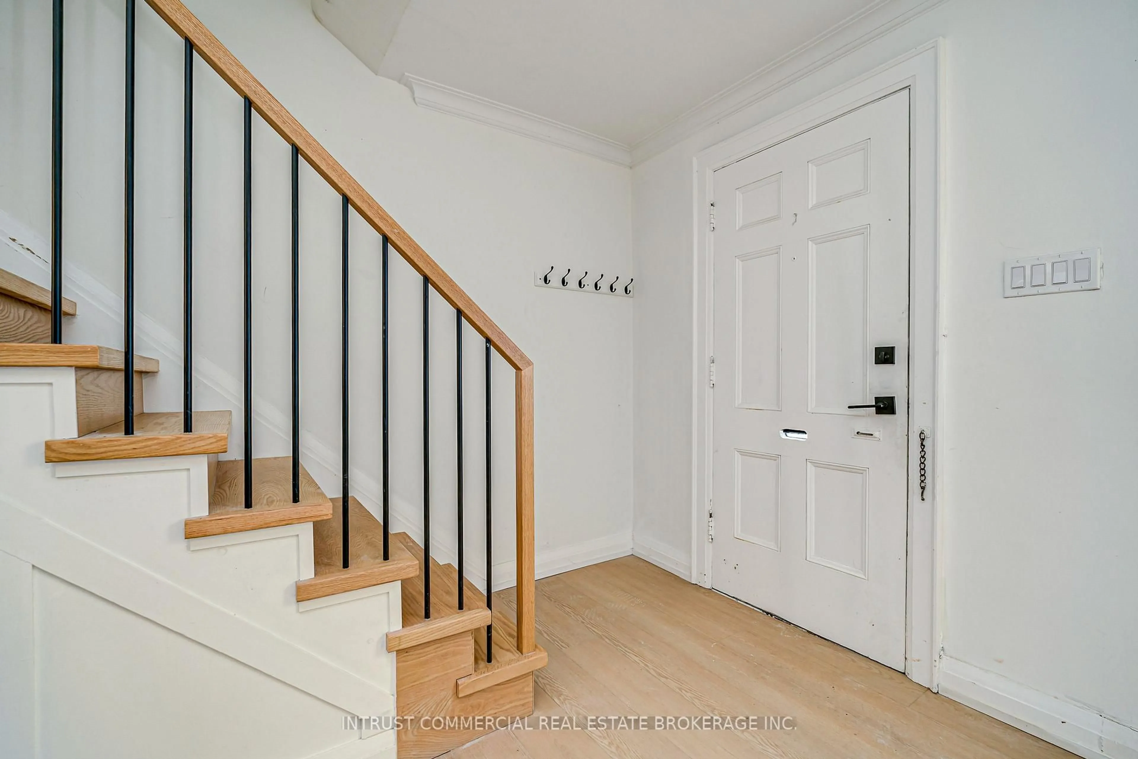Indoor entryway for 362 Lawrence Ave, Toronto Ontario M5M 1B7