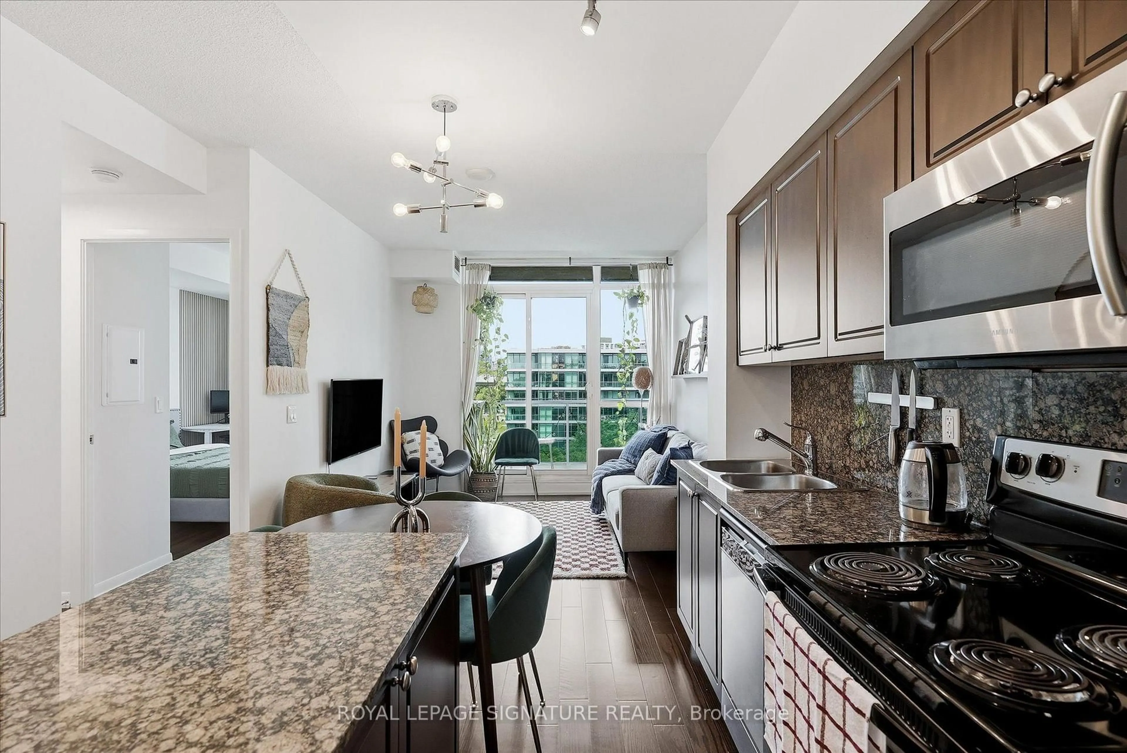 Open concept kitchen, ceramic/tile floor for 215 Fort York Blvd #711, Toronto Ontario M5V 4A2