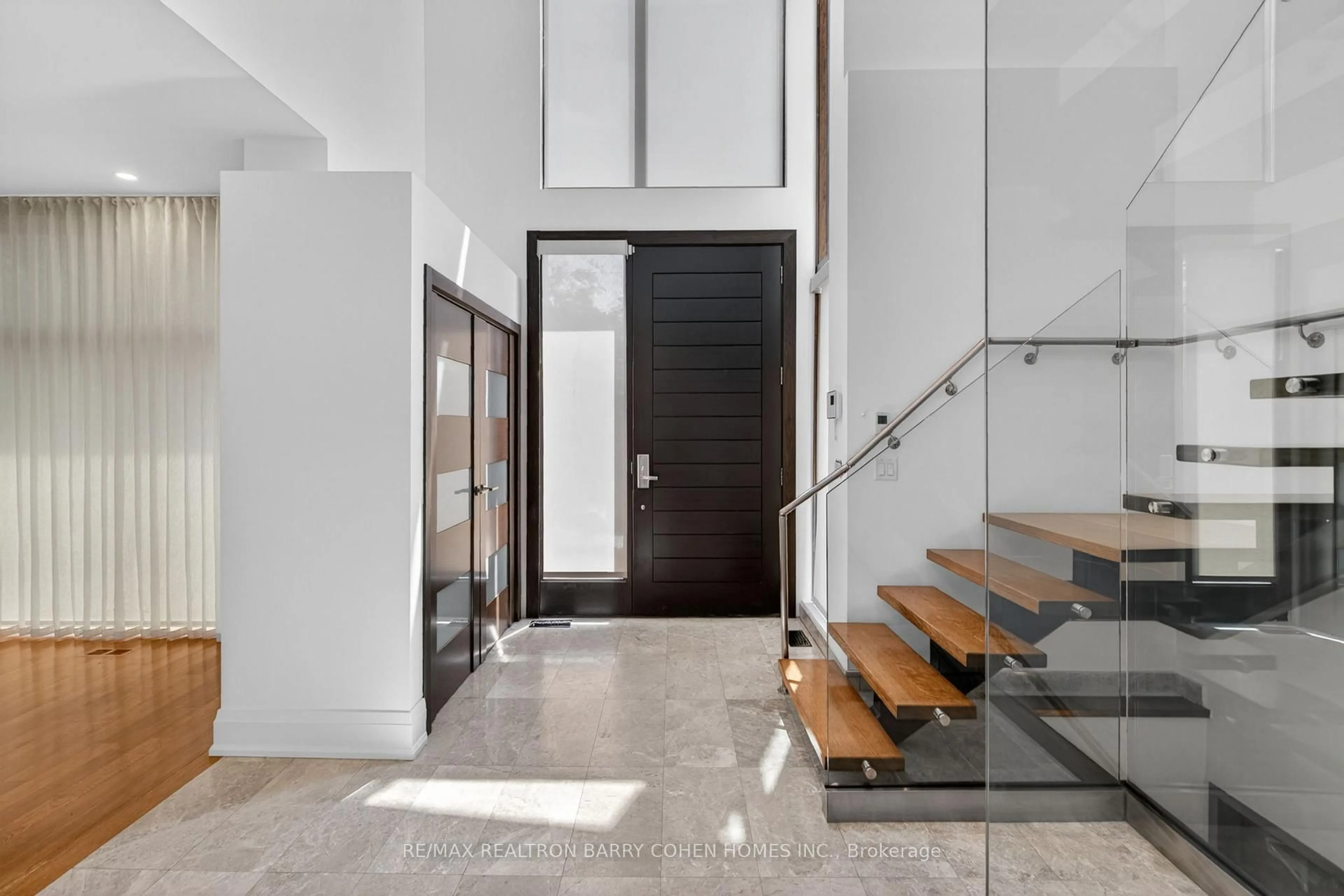 Indoor foyer for 16 Chipping Rd, Toronto Ontario M3B 1L1