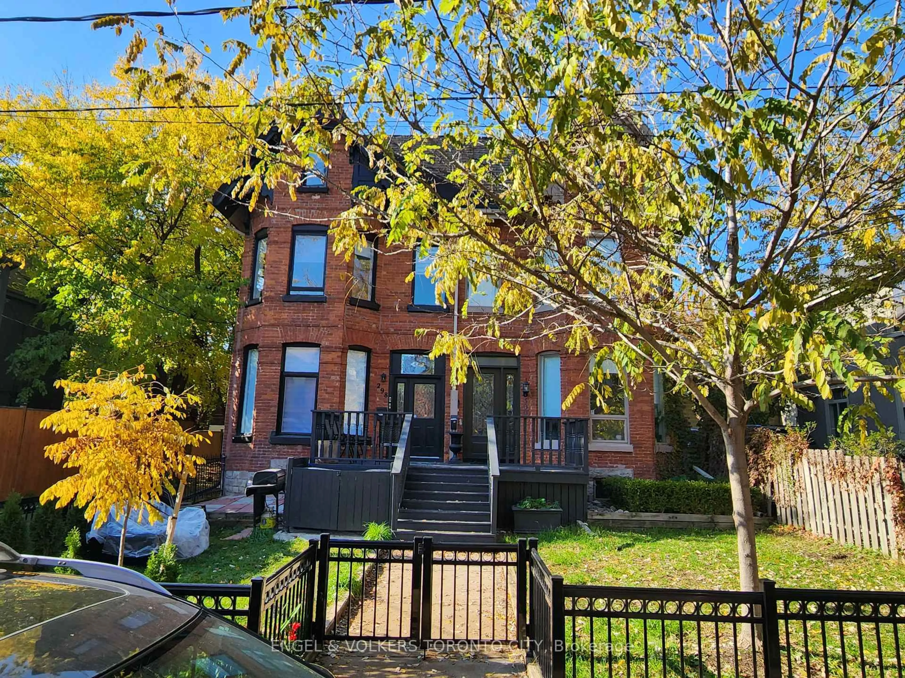 A pic from outside/outdoor area/front of a property/back of a property/a pic from drone, street for 298 Seaton St, Toronto Ontario M5A 2T7