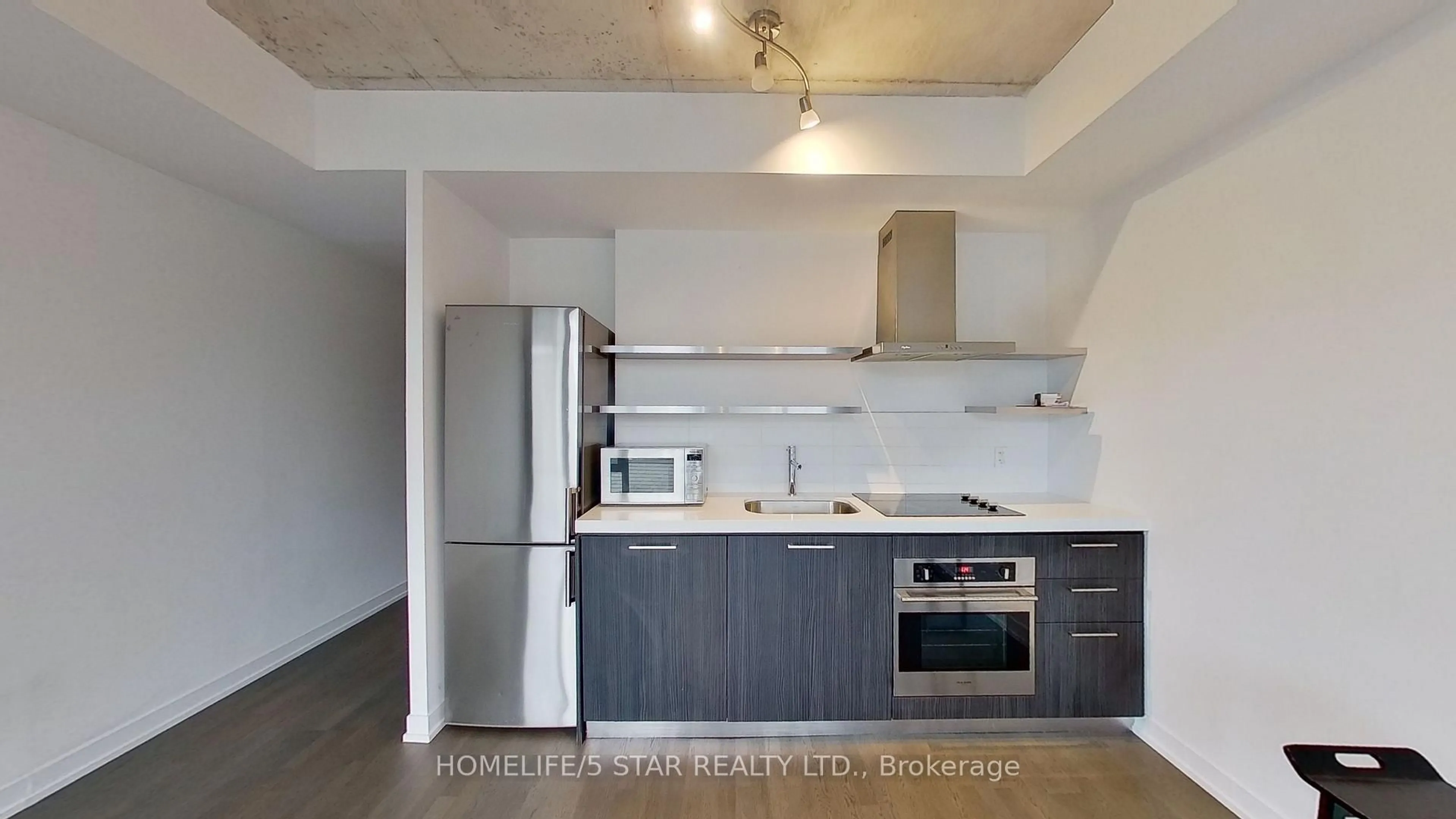 Standard kitchen, wood/laminate floor for 560 KING St #618, Toronto Ontario M5V 0L5