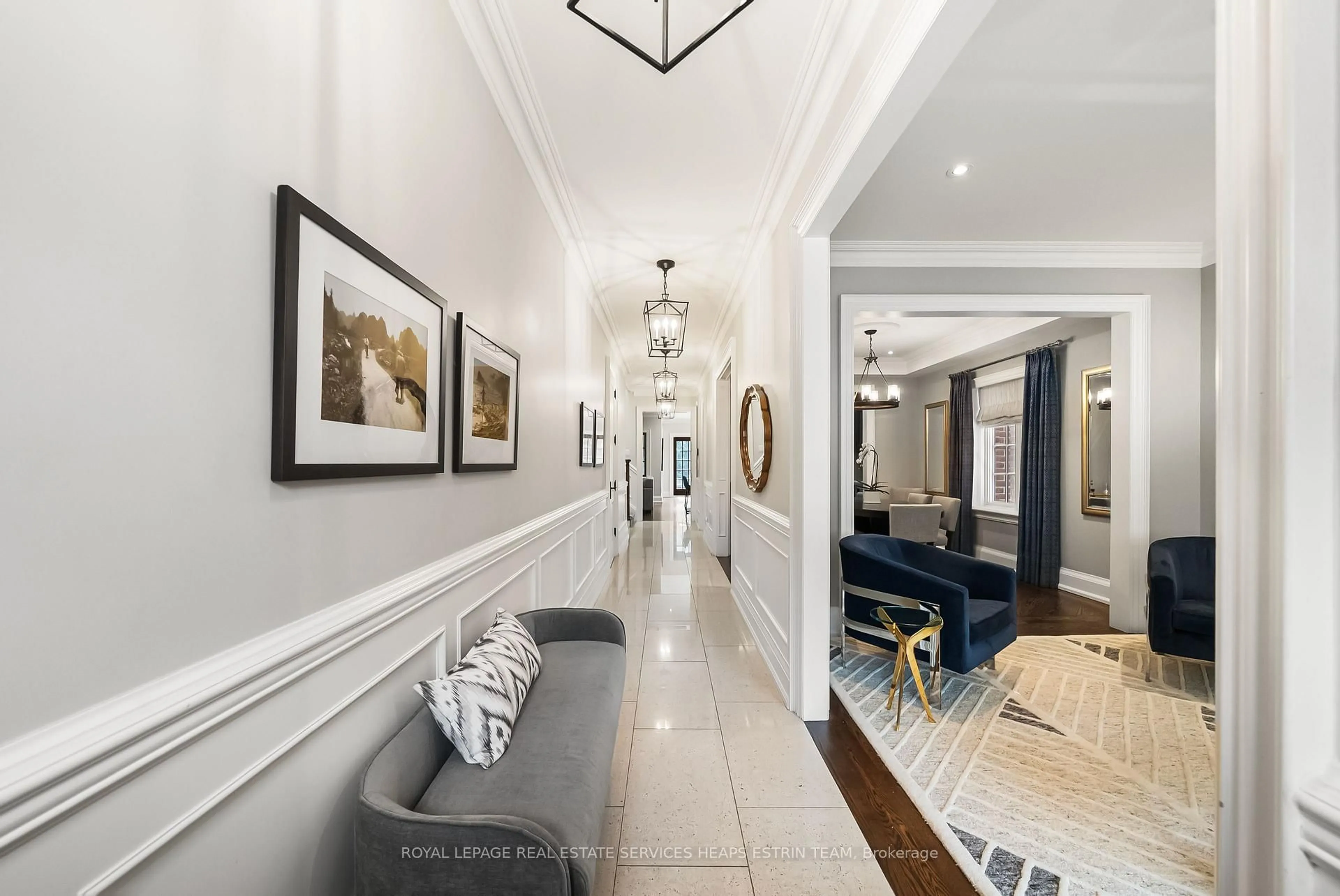 Indoor foyer for 151 Sutherland Dr, Toronto Ontario M4G 1H8