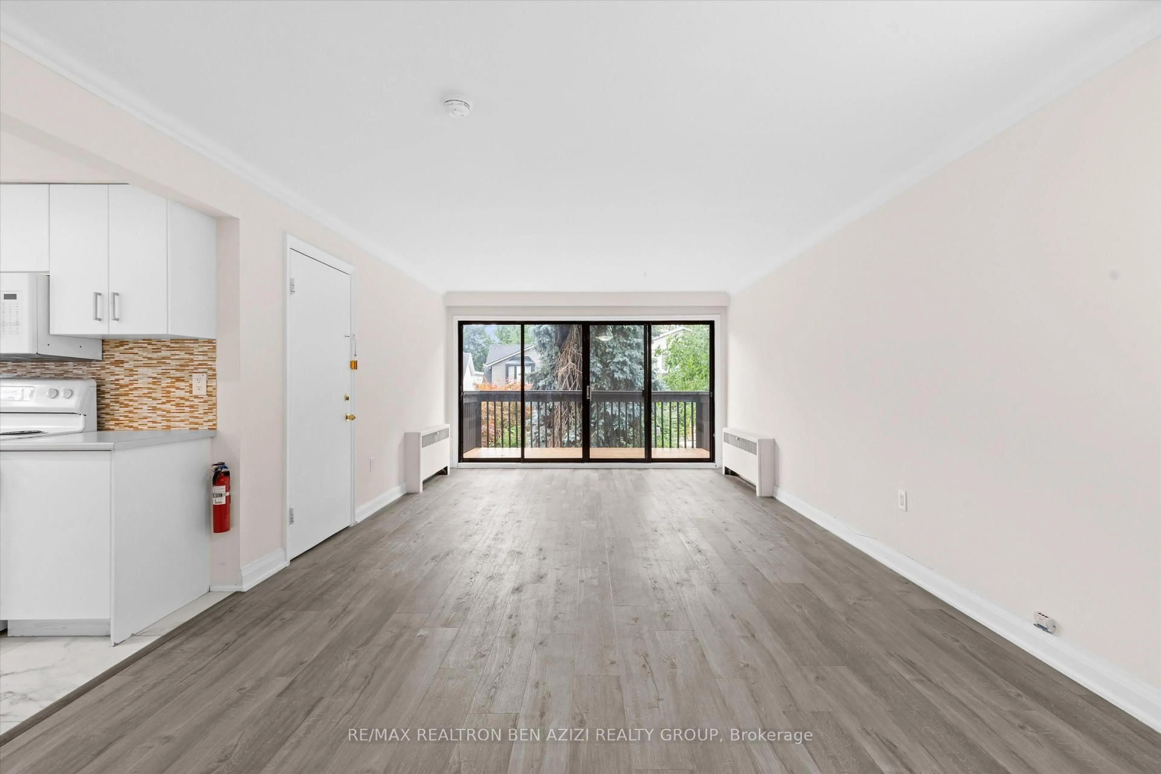 Indoor entryway for 304 Roselawn Ave, Toronto Ontario M4R 1G1