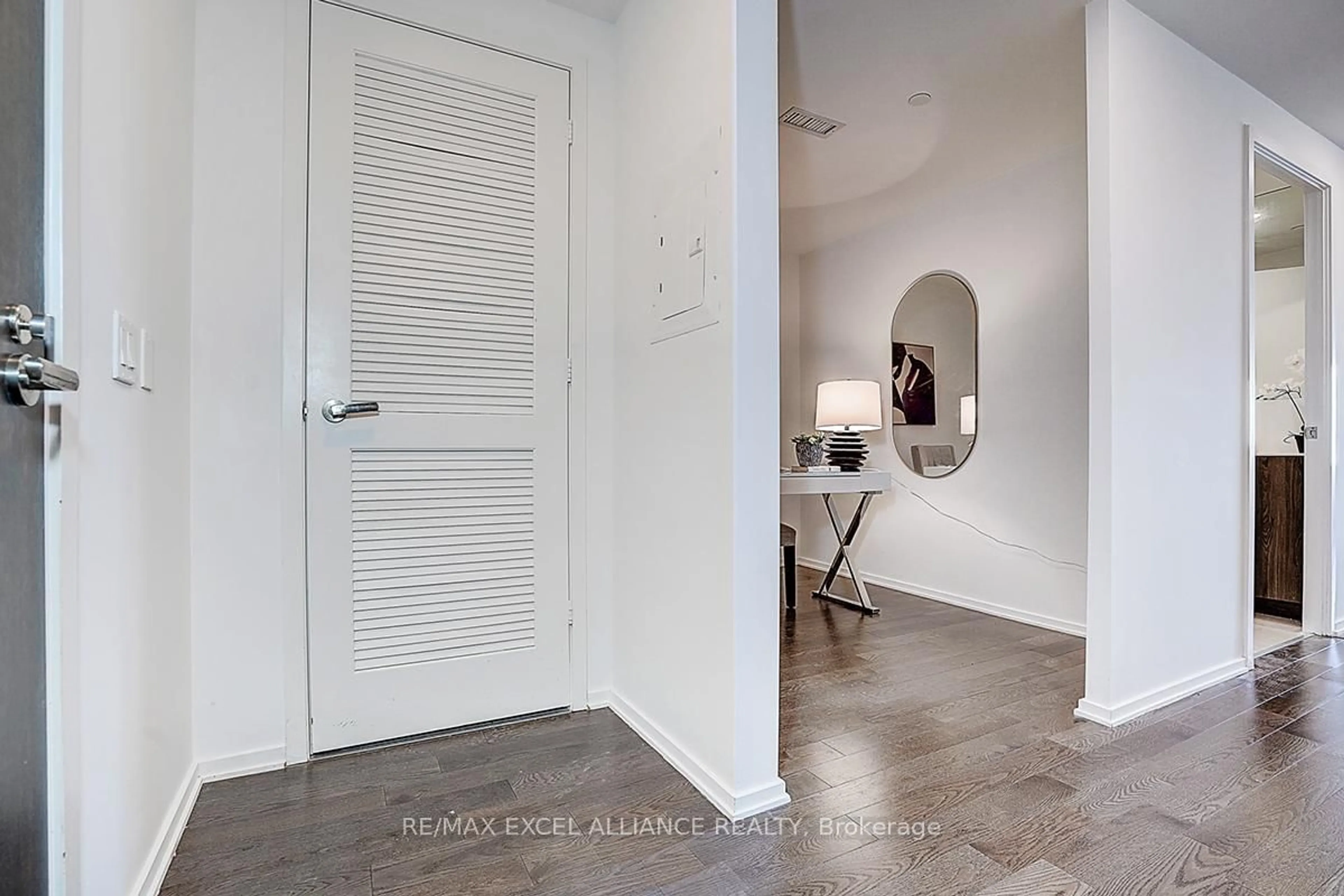Indoor entryway for 12 Bonnycastle St #1005, Toronto Ontario M5A 0C8