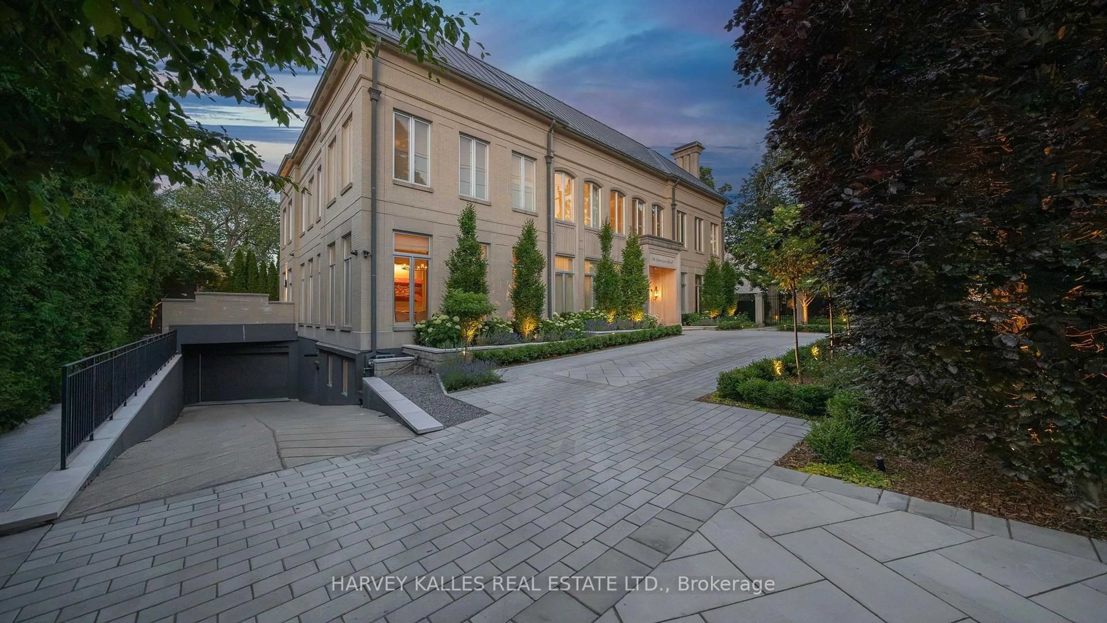 Patio, street for 139 Dunvegan Rd, Toronto Ontario M5P 2N8