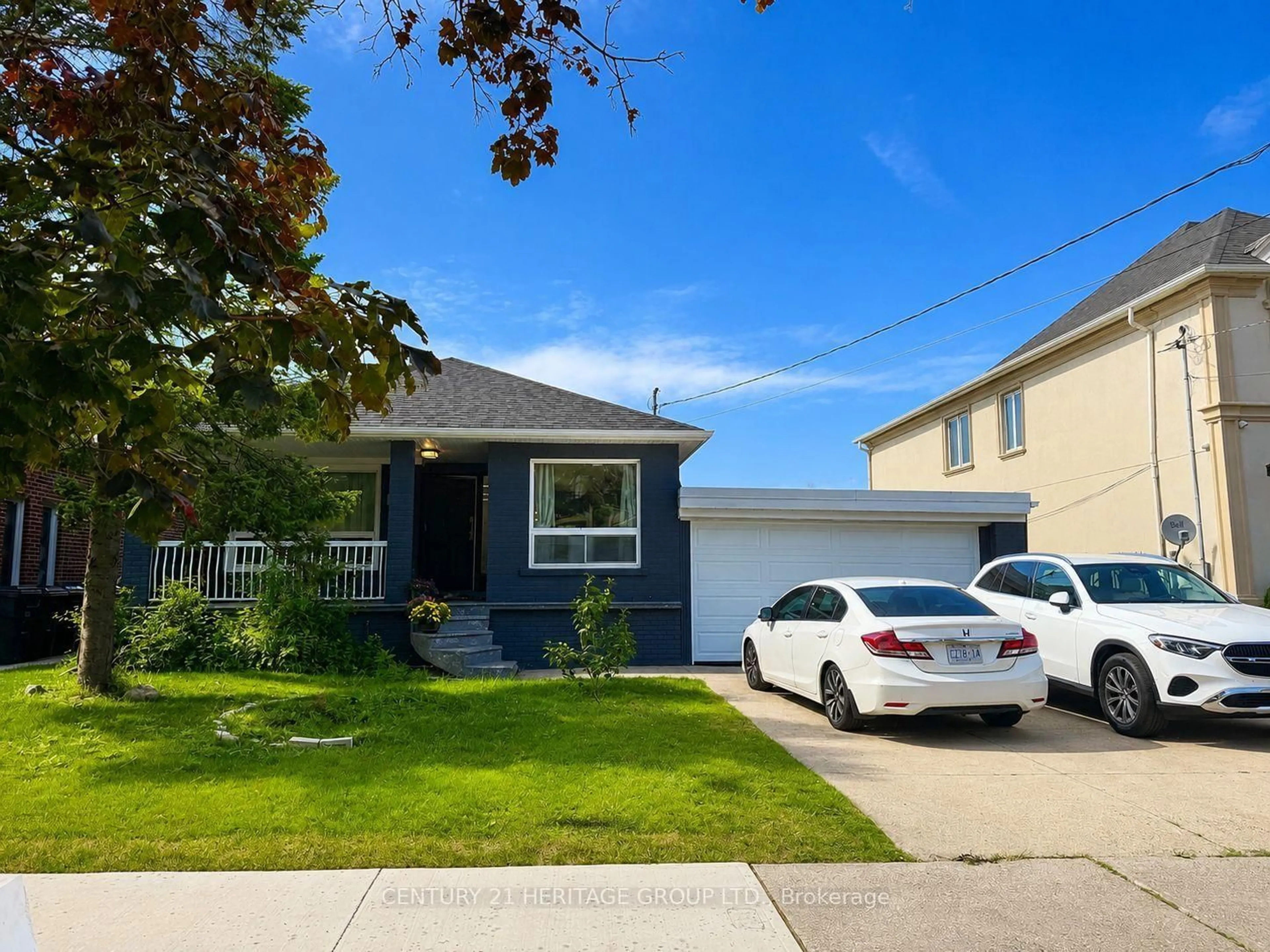 Home with vinyl exterior material, street for 124 Regina Ave, Toronto Ontario M6A 1R7