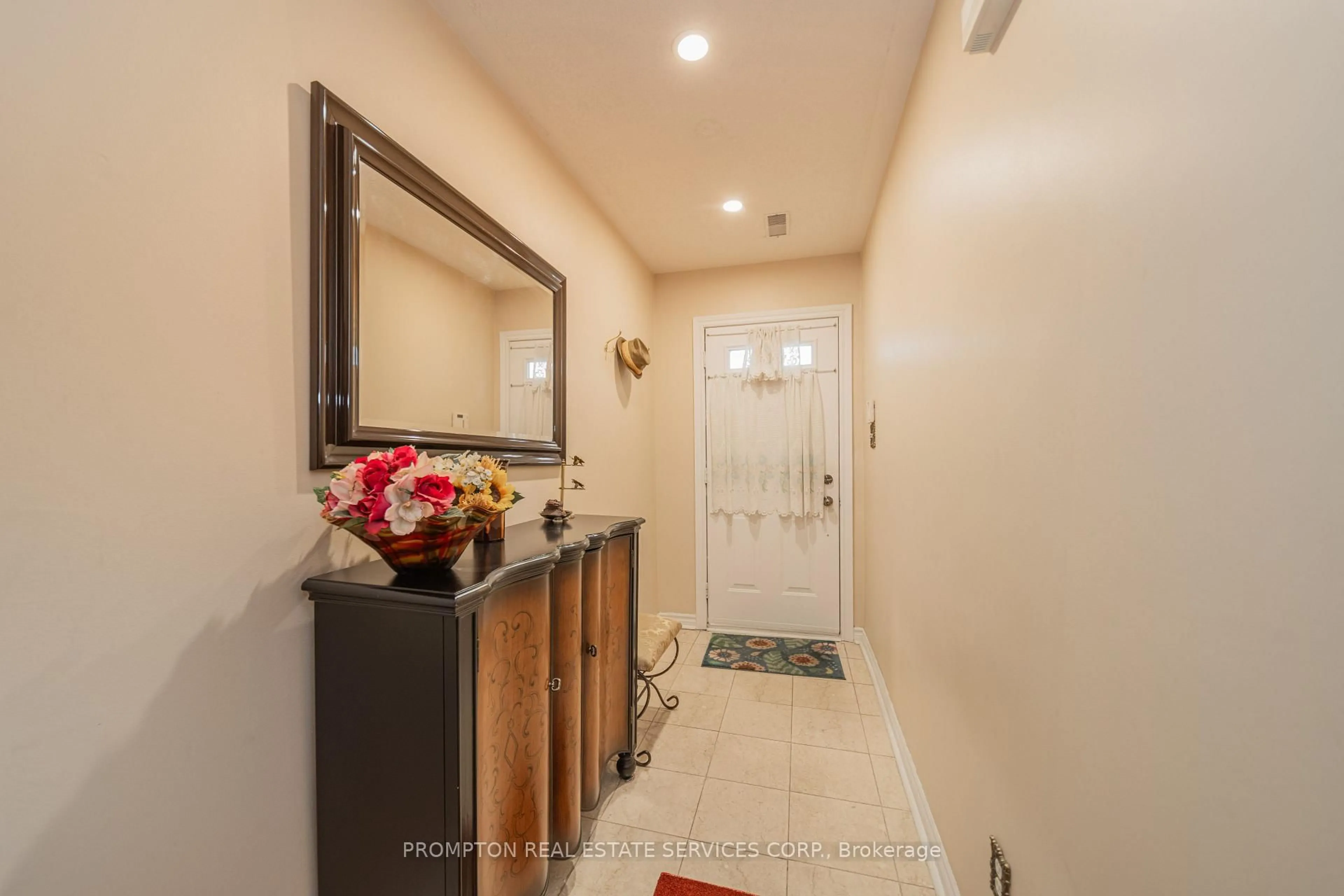 Indoor entryway for 25 Routliffe Lane, Toronto Ontario M2N 0A5