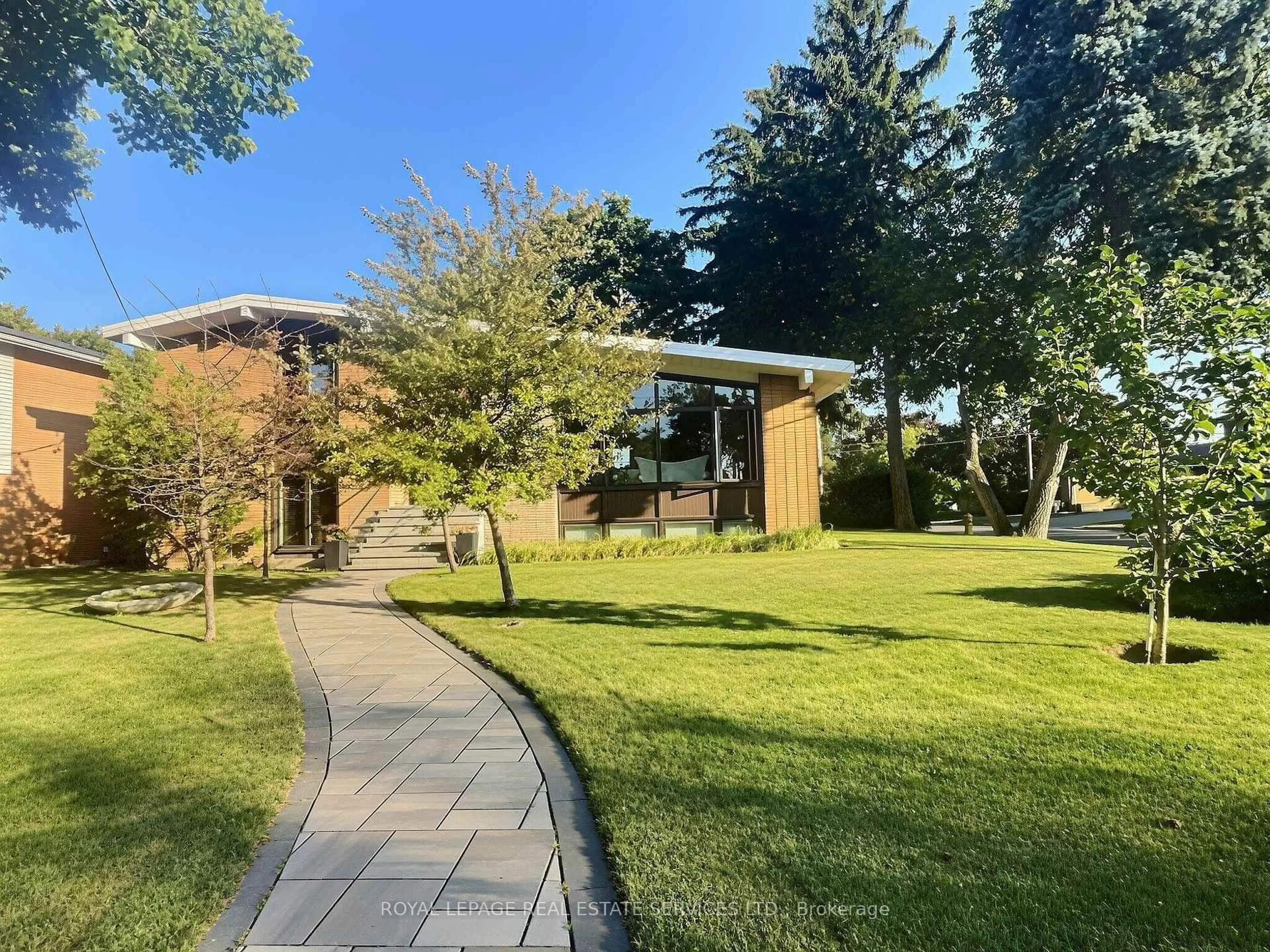 A pic from outside/outdoor area/front of a property/back of a property/a pic from drone, street for 33 Blue Forest Dr, Toronto Ontario M3H 4W4