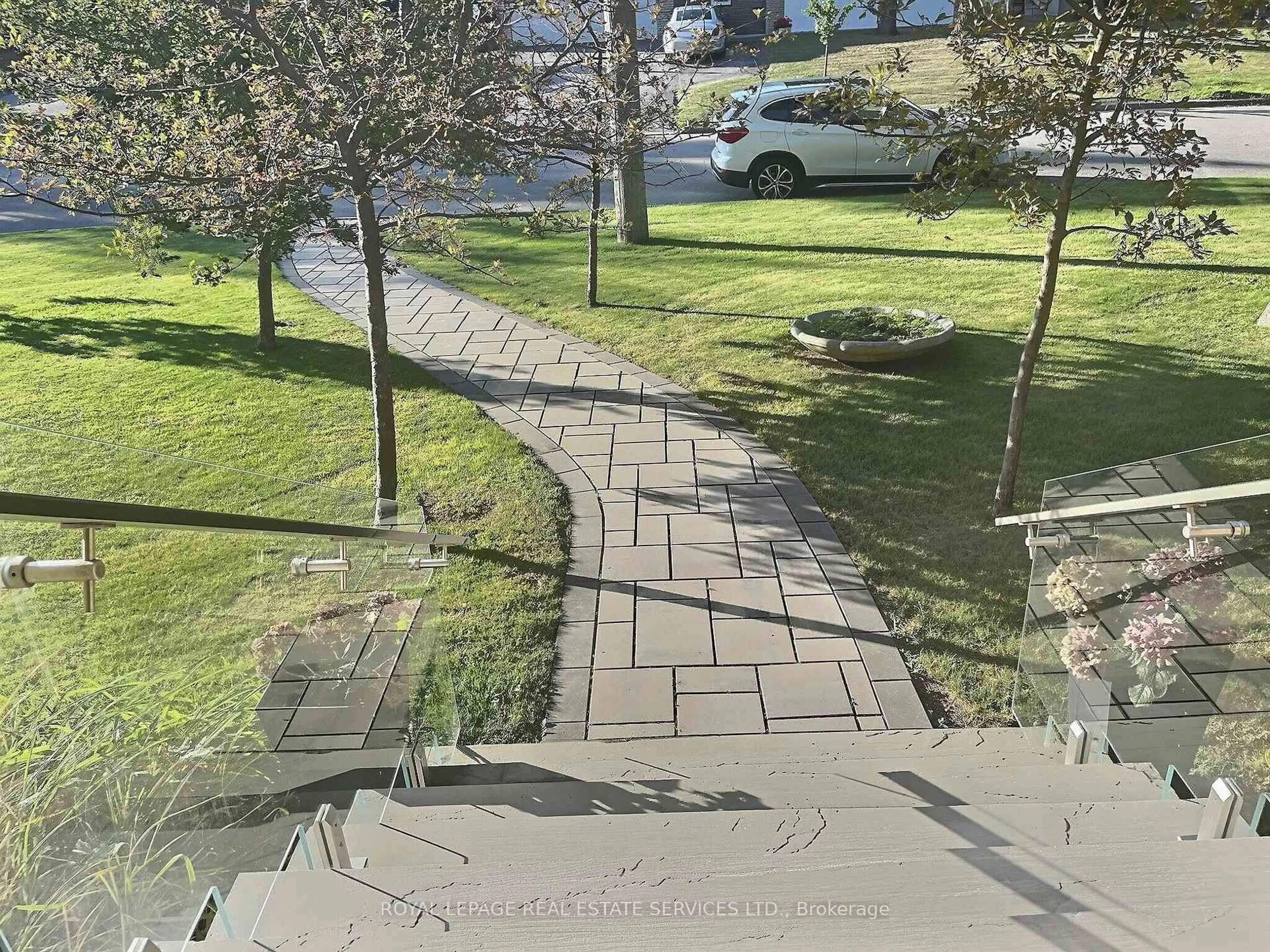 A pic from outside/outdoor area/front of a property/back of a property/a pic from drone, street for 33 Blue Forest Dr, Toronto Ontario M3H 4W4