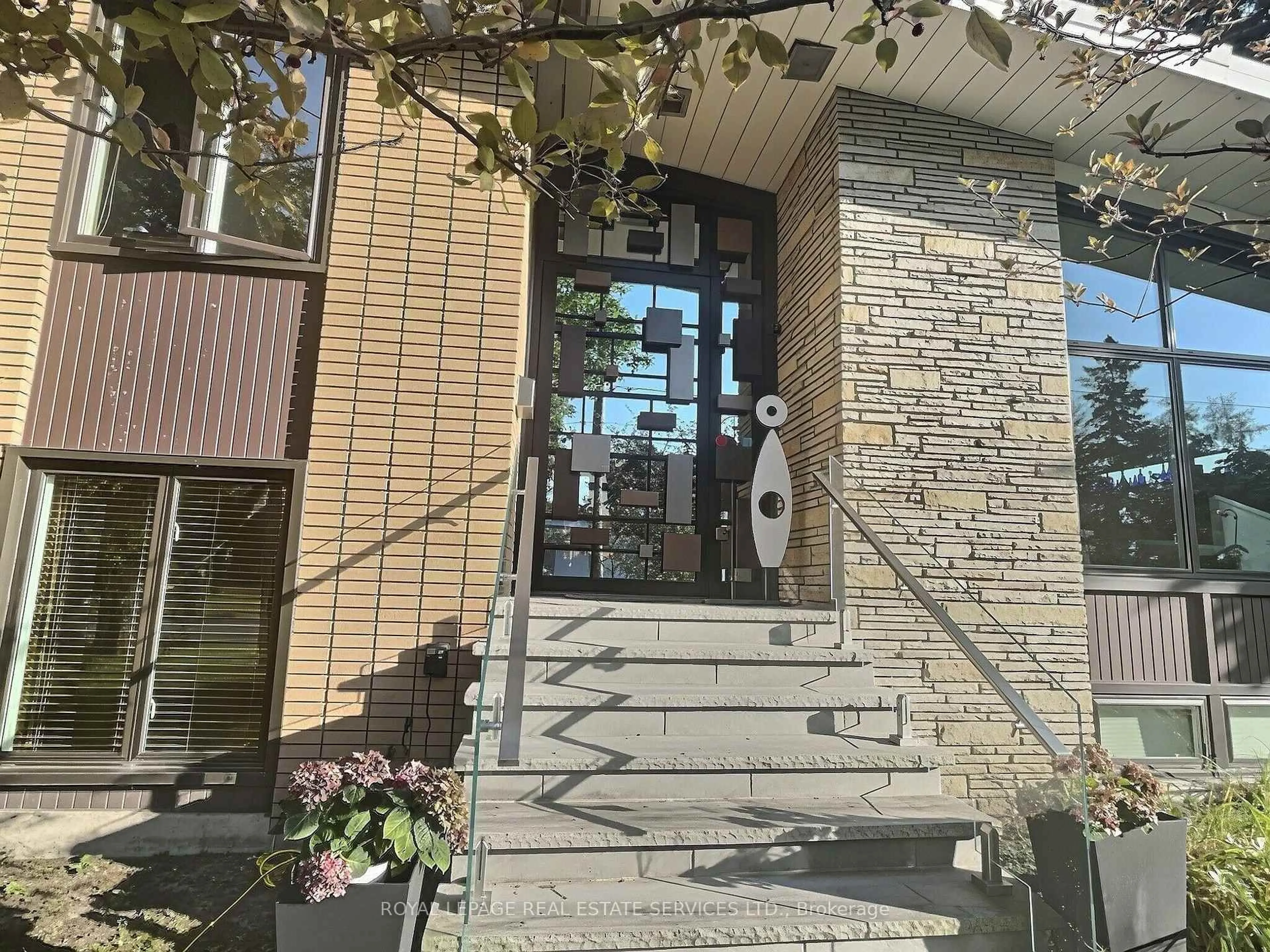 Indoor foyer for 33 Blue Forest Dr, Toronto Ontario M3H 4W4