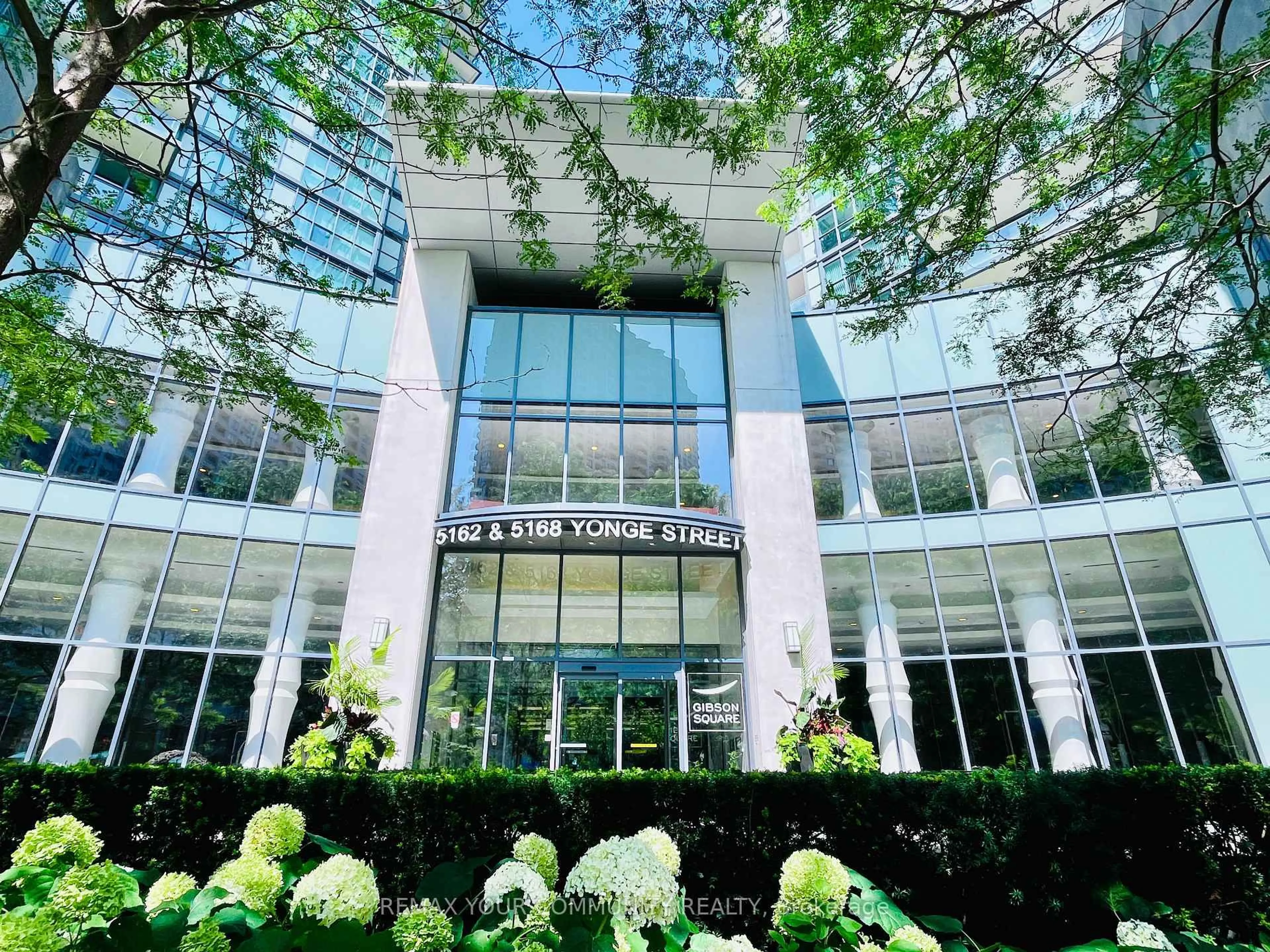 Indoor foyer for 5168 Yonge St #3201, Toronto Ontario M2N 0G1