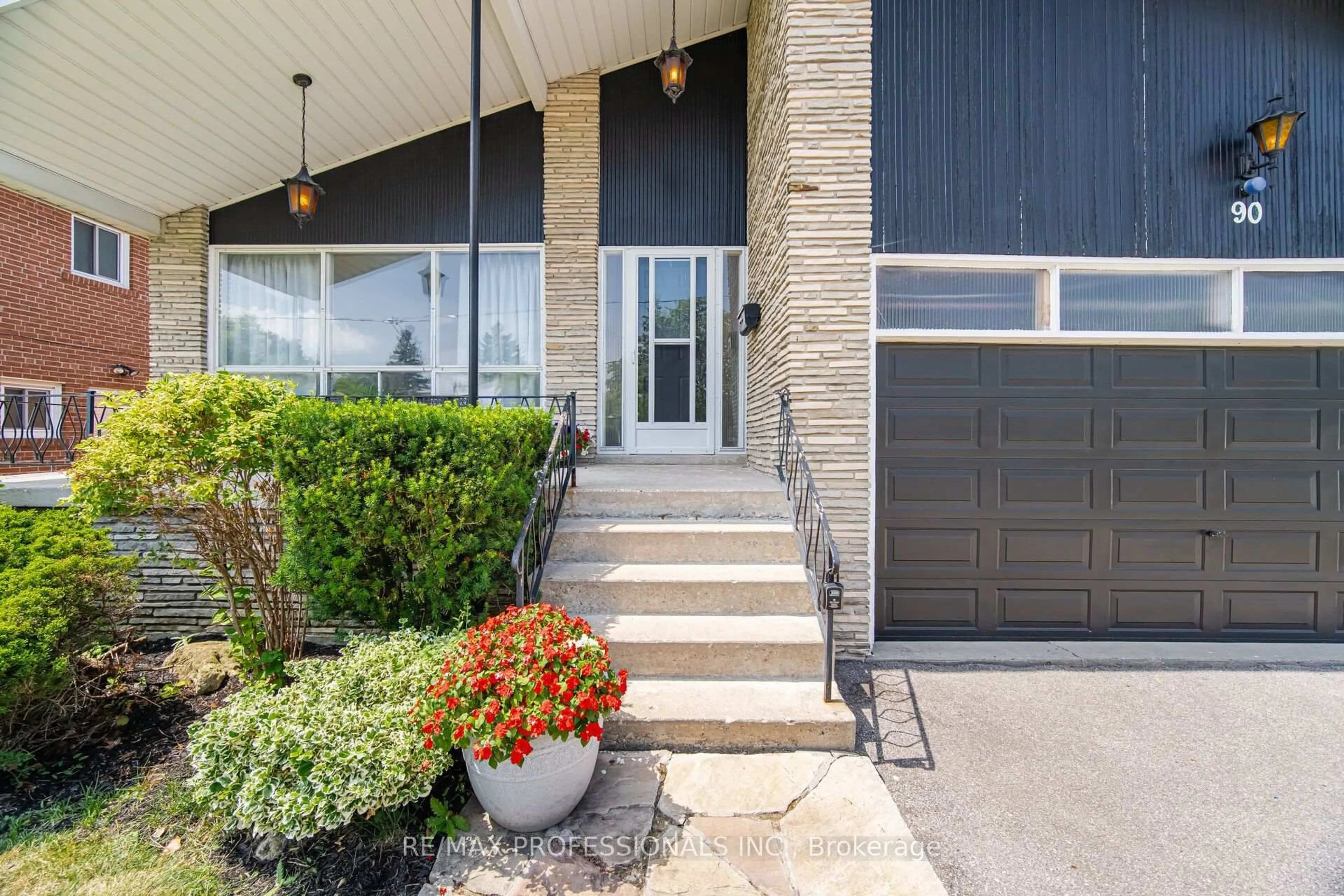 Indoor entryway for 90 Peckham Ave, Toronto Ontario M2R 2V5