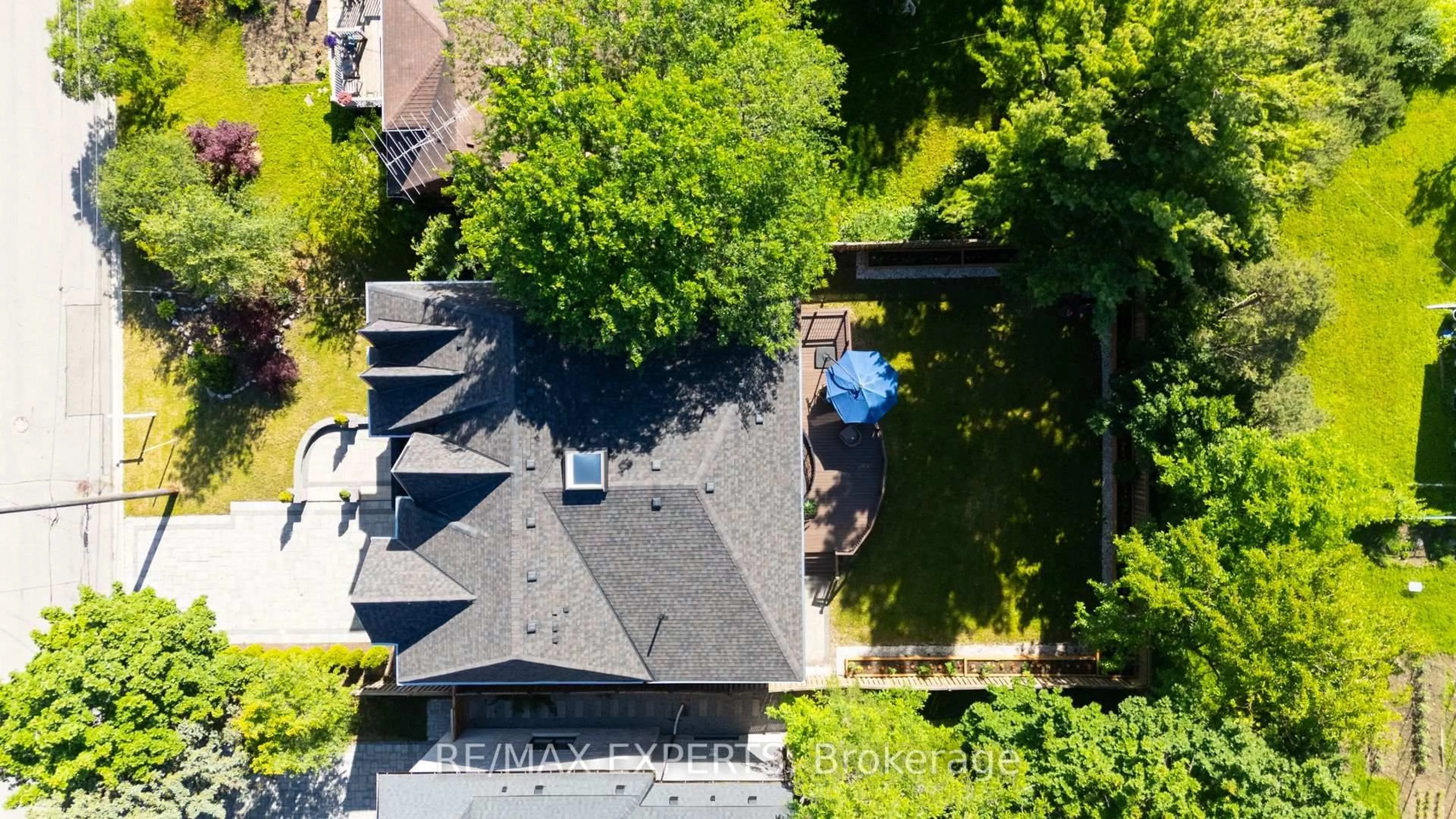 A pic from outside/outdoor area/front of a property/back of a property/a pic from drone, street for 9 Calderon Cres, Toronto Ontario M2R 2E4