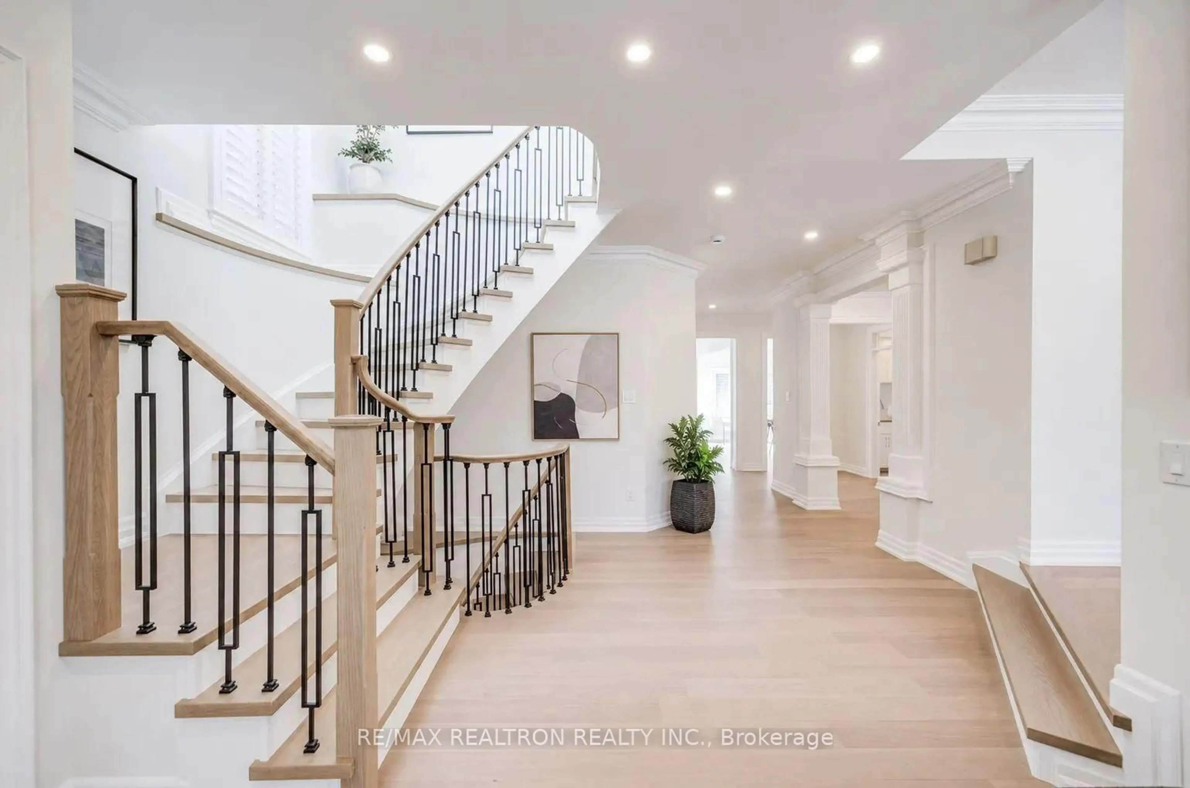 Indoor entryway for 225 Olive Ave, Toronto Ontario M2N 4P5