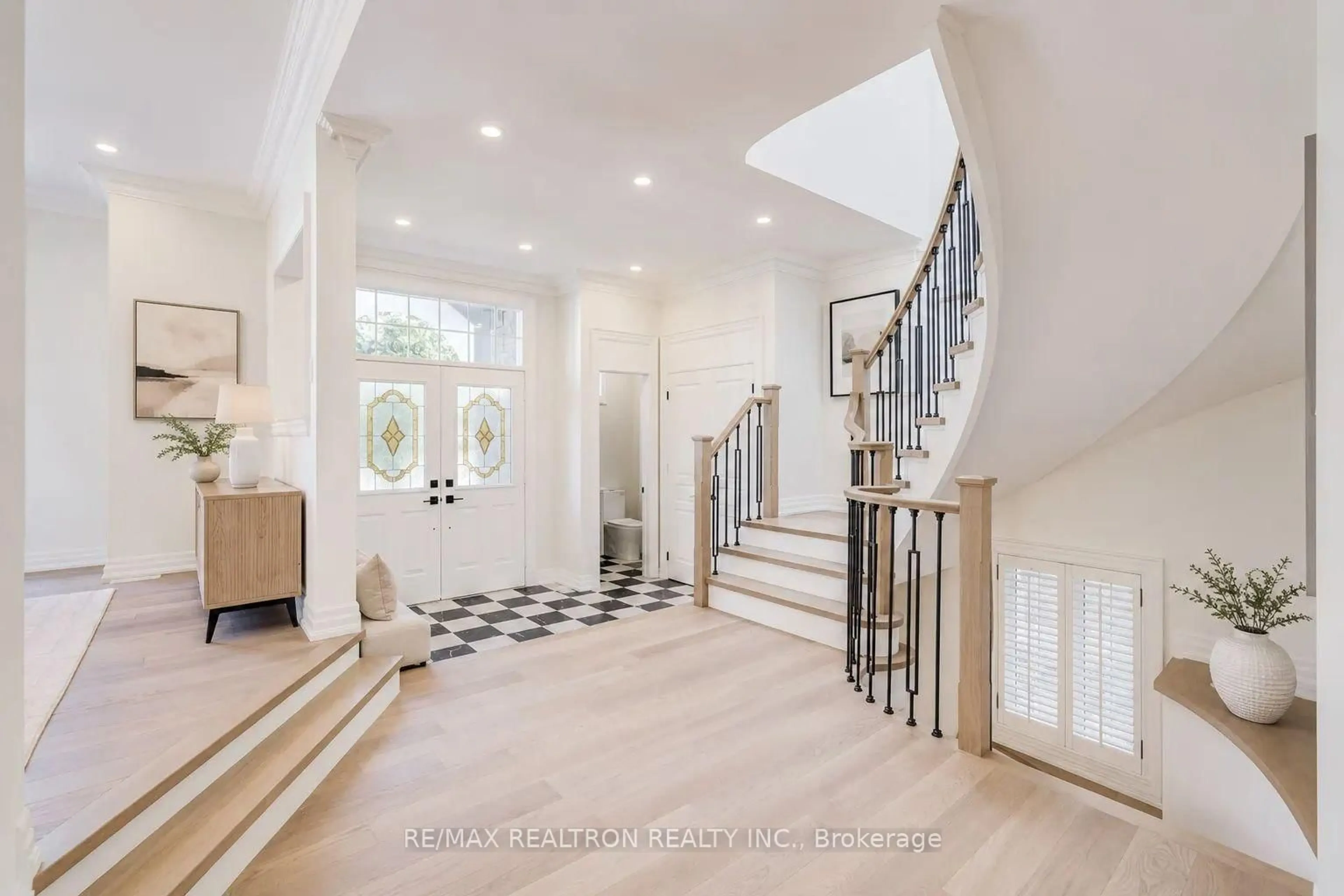 Indoor entryway for 225 Olive Ave, Toronto Ontario M2N 4P5