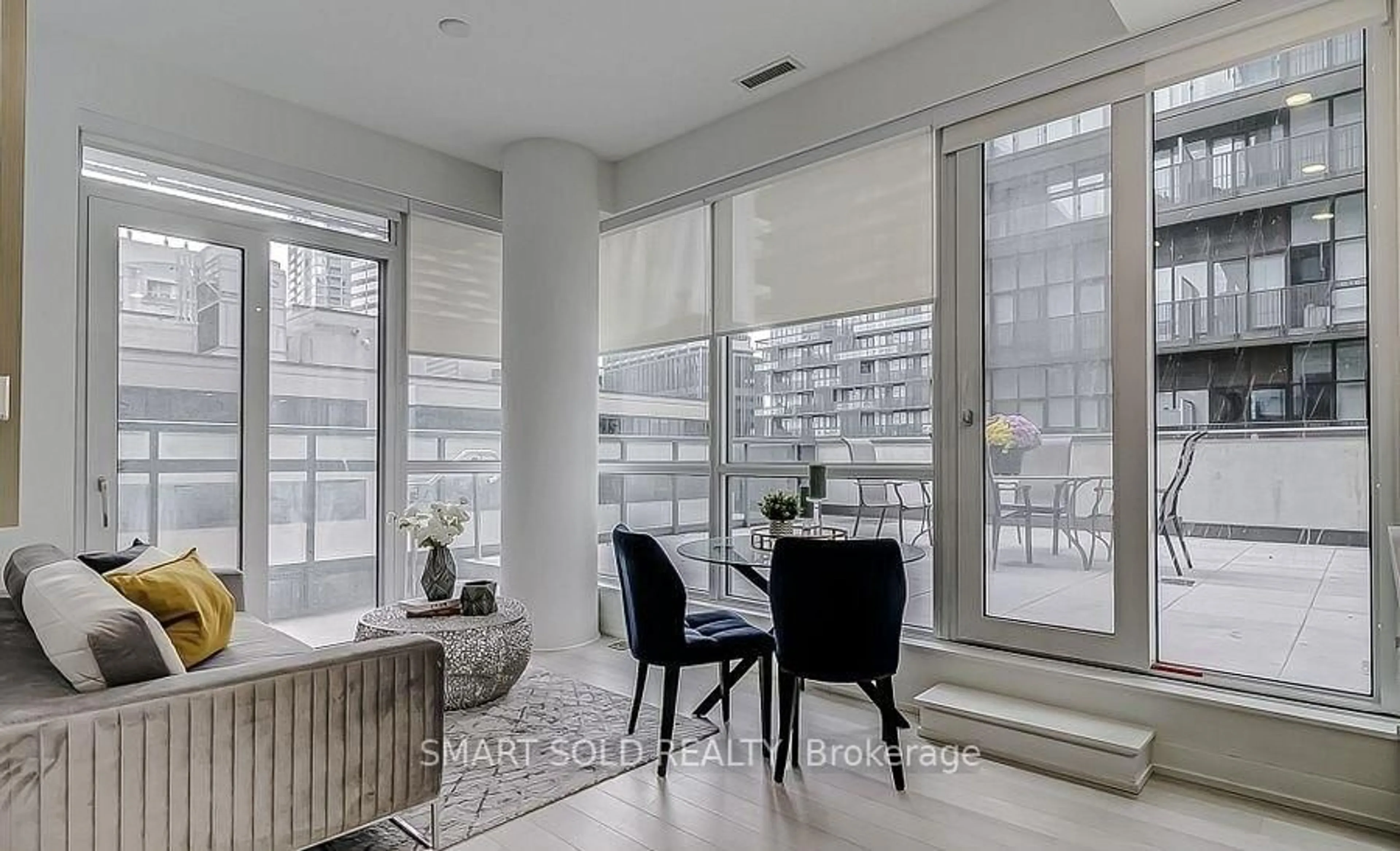 Indoor foyer for 39 Roehampton Ave #505, Toronto Ontario M4P 1P9