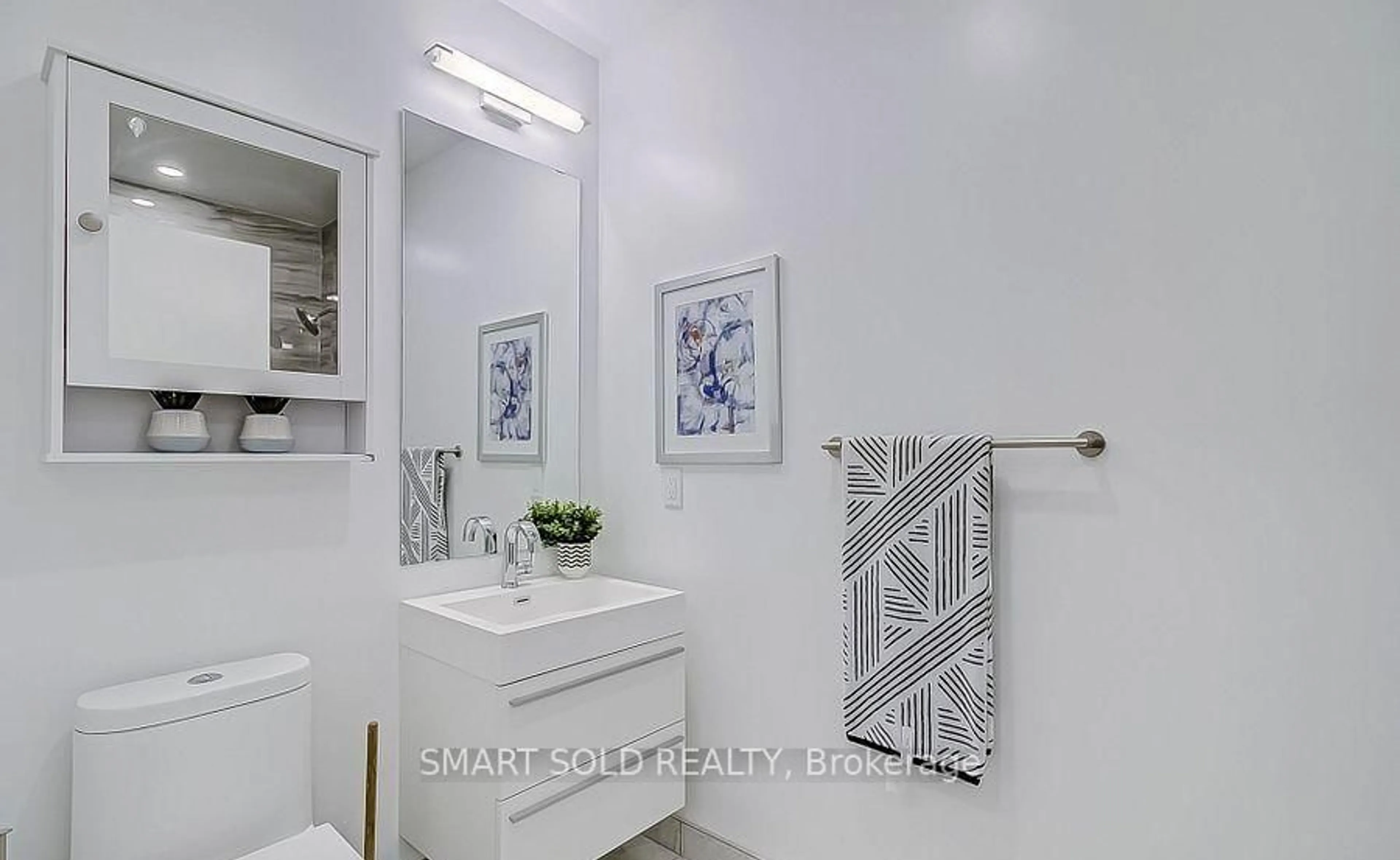 Standard bathroom, ceramic/tile floor for 39 Roehampton Ave #505, Toronto Ontario M4P 1P9