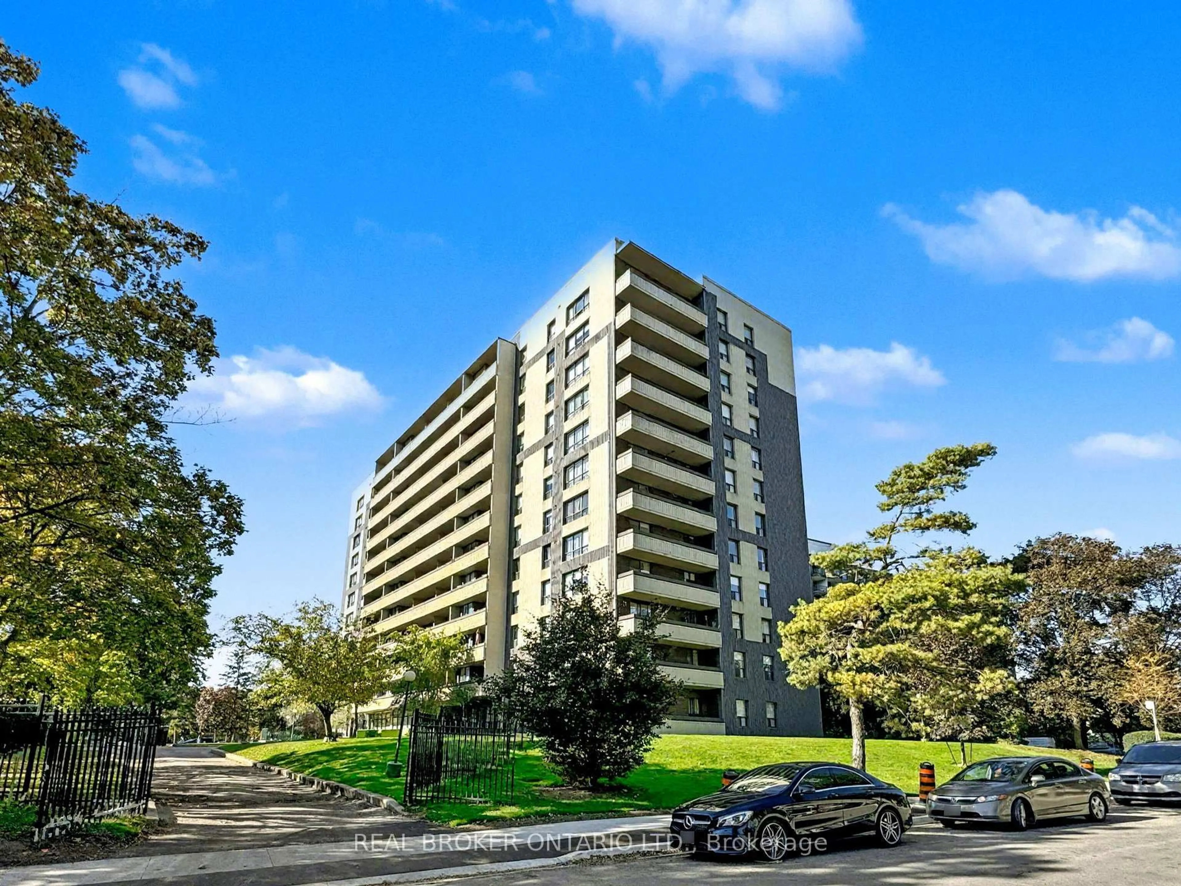 A pic from outside/outdoor area/front of a property/back of a property/a pic from drone, building for 100 Canyon Ave, Toronto Ontario M3H 5T9