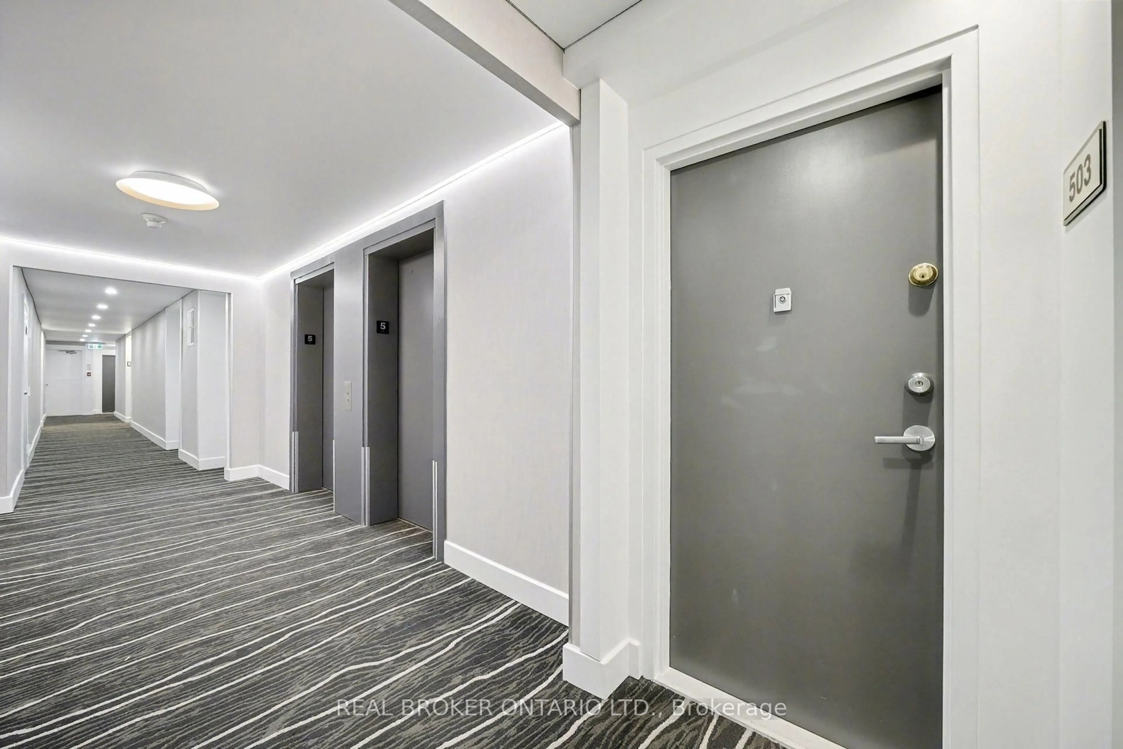 Indoor foyer for 100 Canyon Ave, Toronto Ontario M3H 5T9