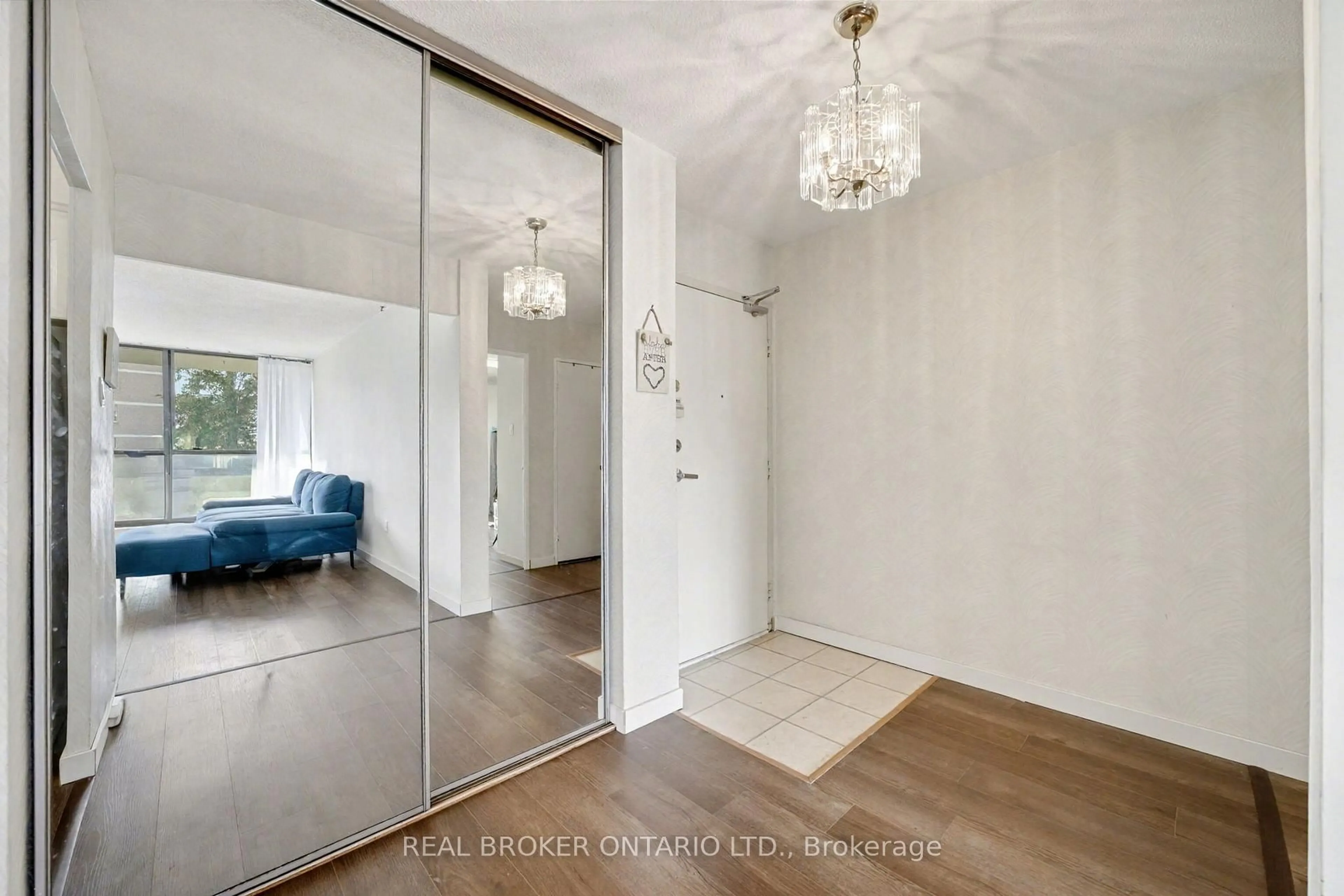 Indoor entryway for 100 Canyon Ave, Toronto Ontario M3H 5T9
