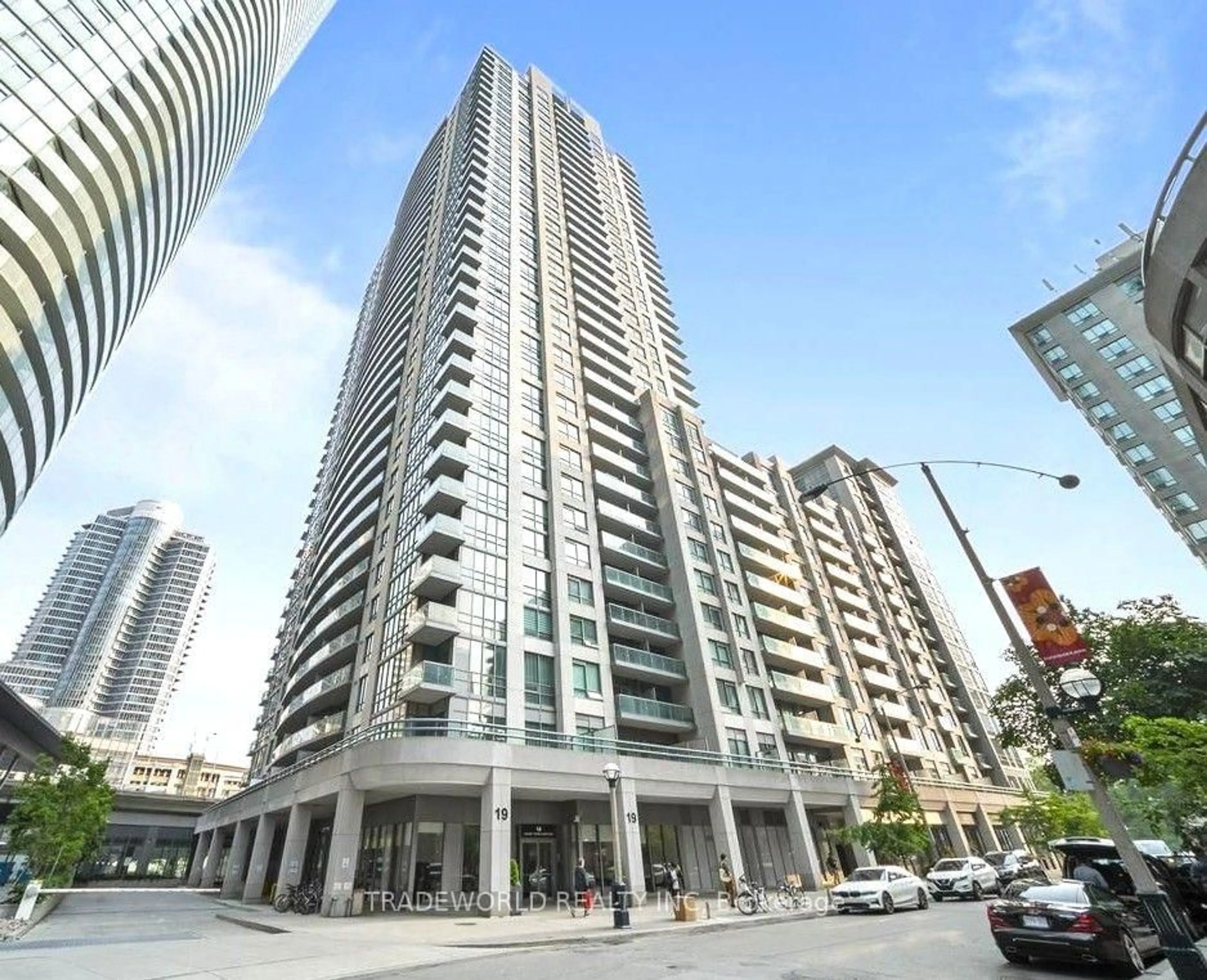 Indoor foyer for 19 Grand Trunk Cres #907, Toronto Ontario M5J 3A3