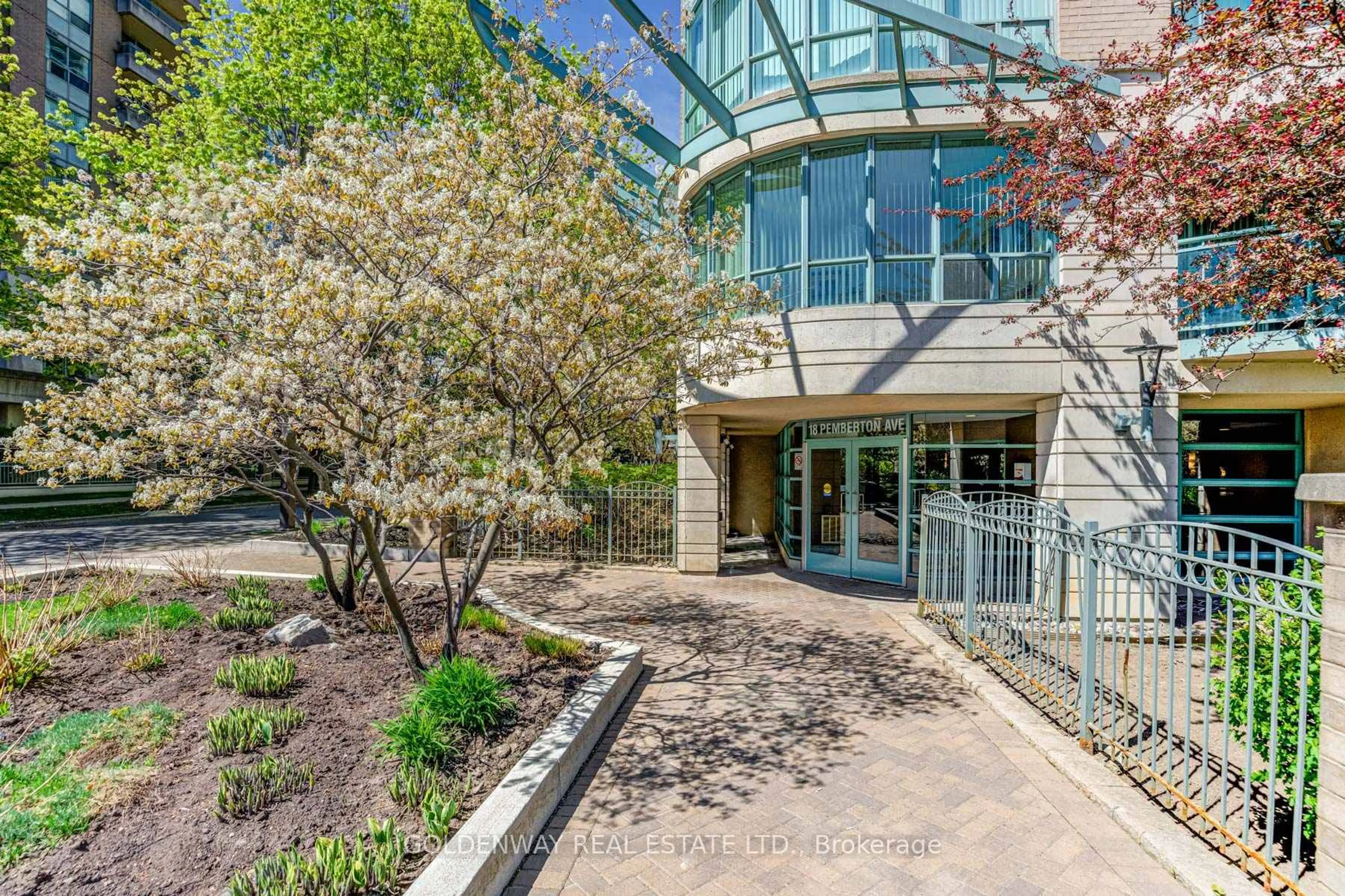 Indoor foyer for 18 Pemberton Ave #402, Toronto Ontario M2M 4K9