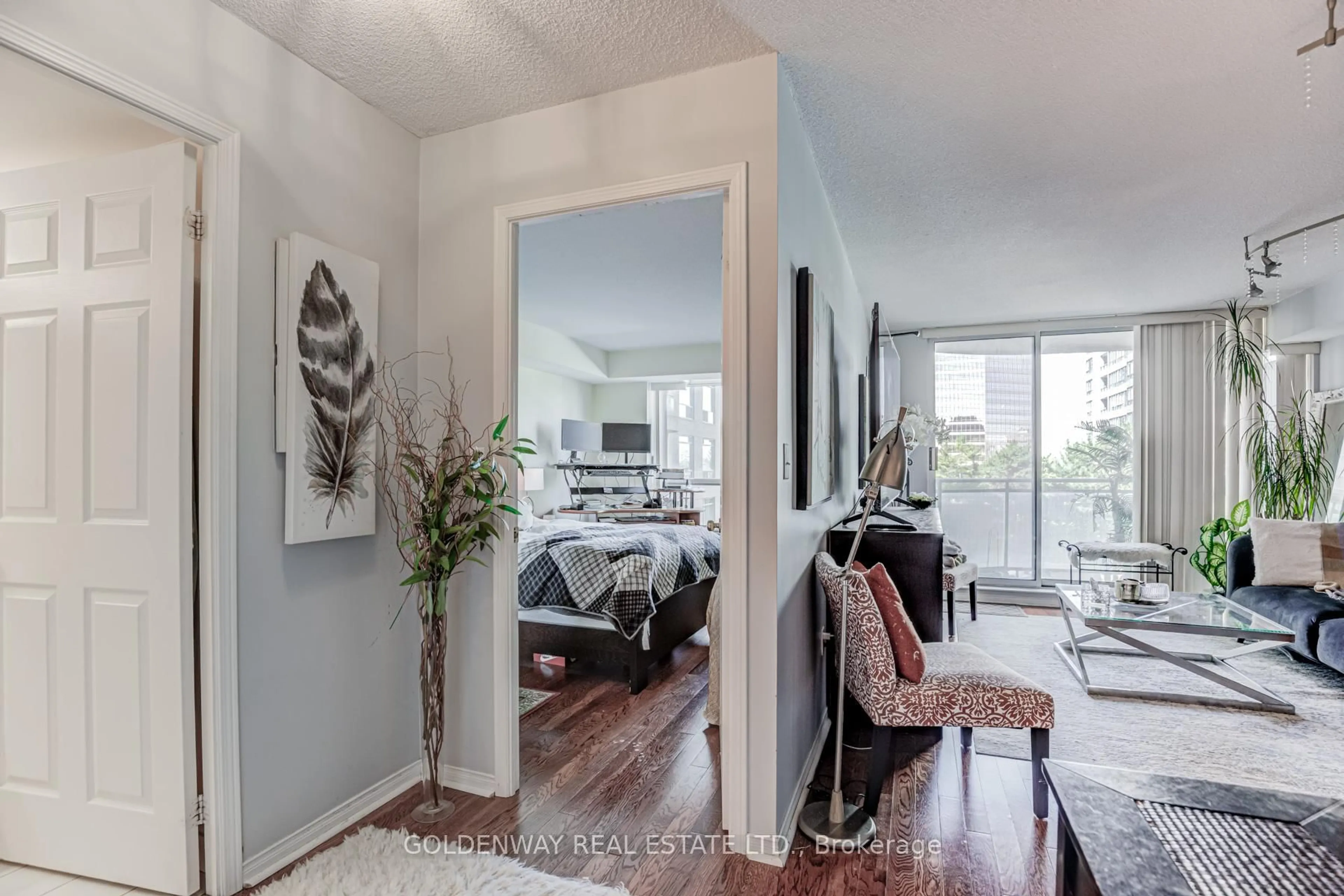 Indoor entryway for 18 Pemberton Ave #402, Toronto Ontario M2M 4K9