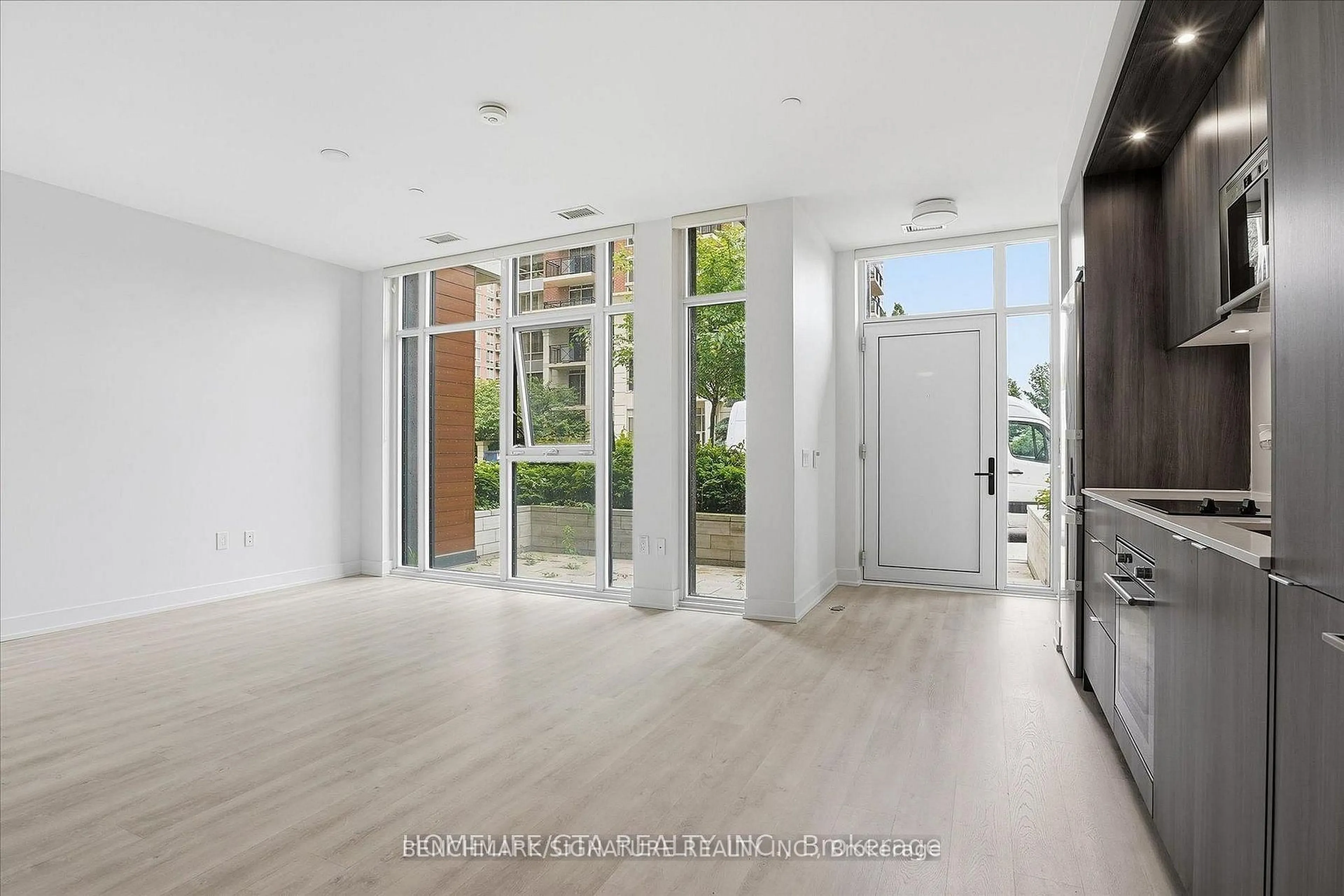 Indoor entryway for 30 Inn On The Park Dr #206, Toronto Ontario M3C 0P7