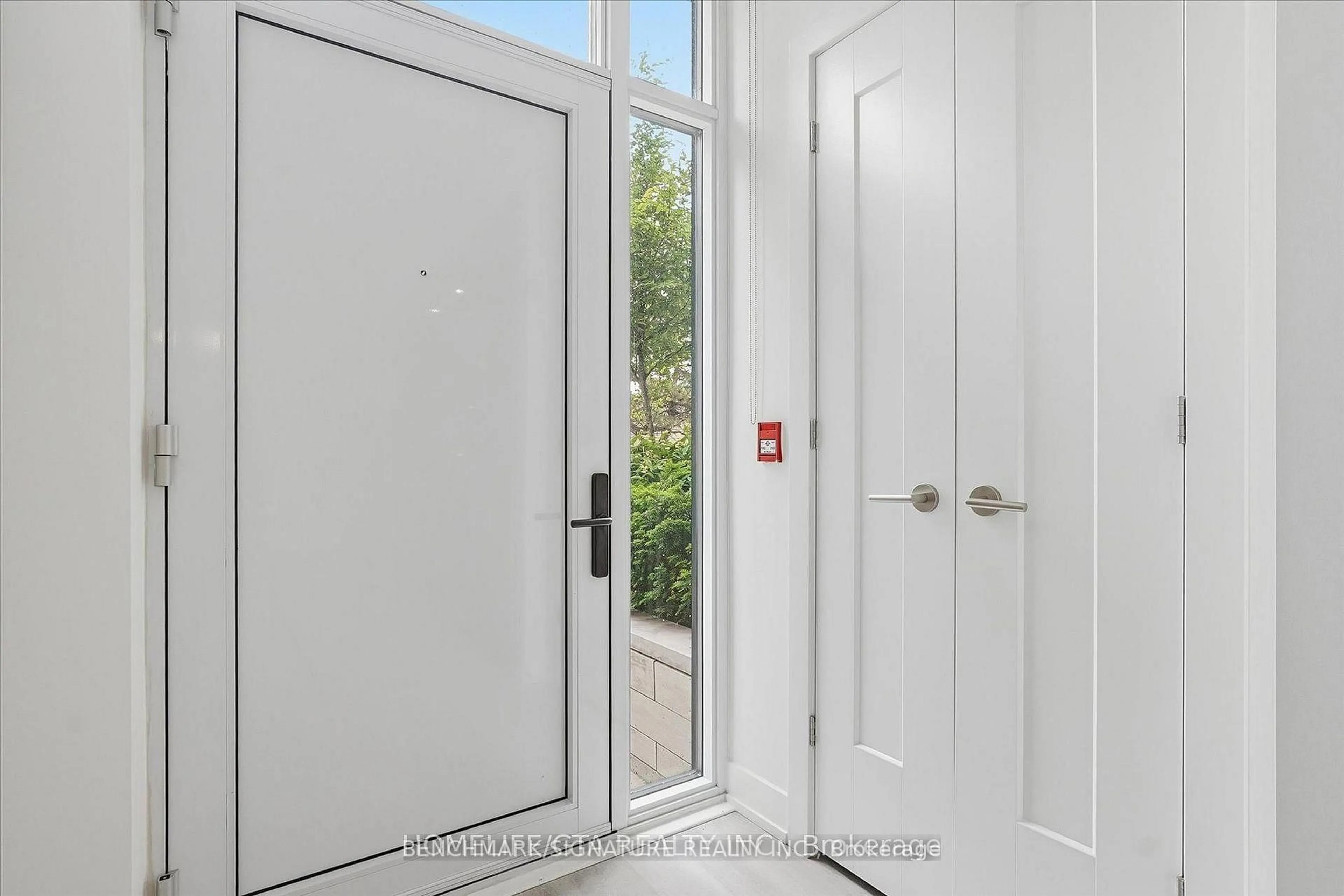 Indoor entryway for 30 Inn On The Park Dr #206, Toronto Ontario M3C 0P7