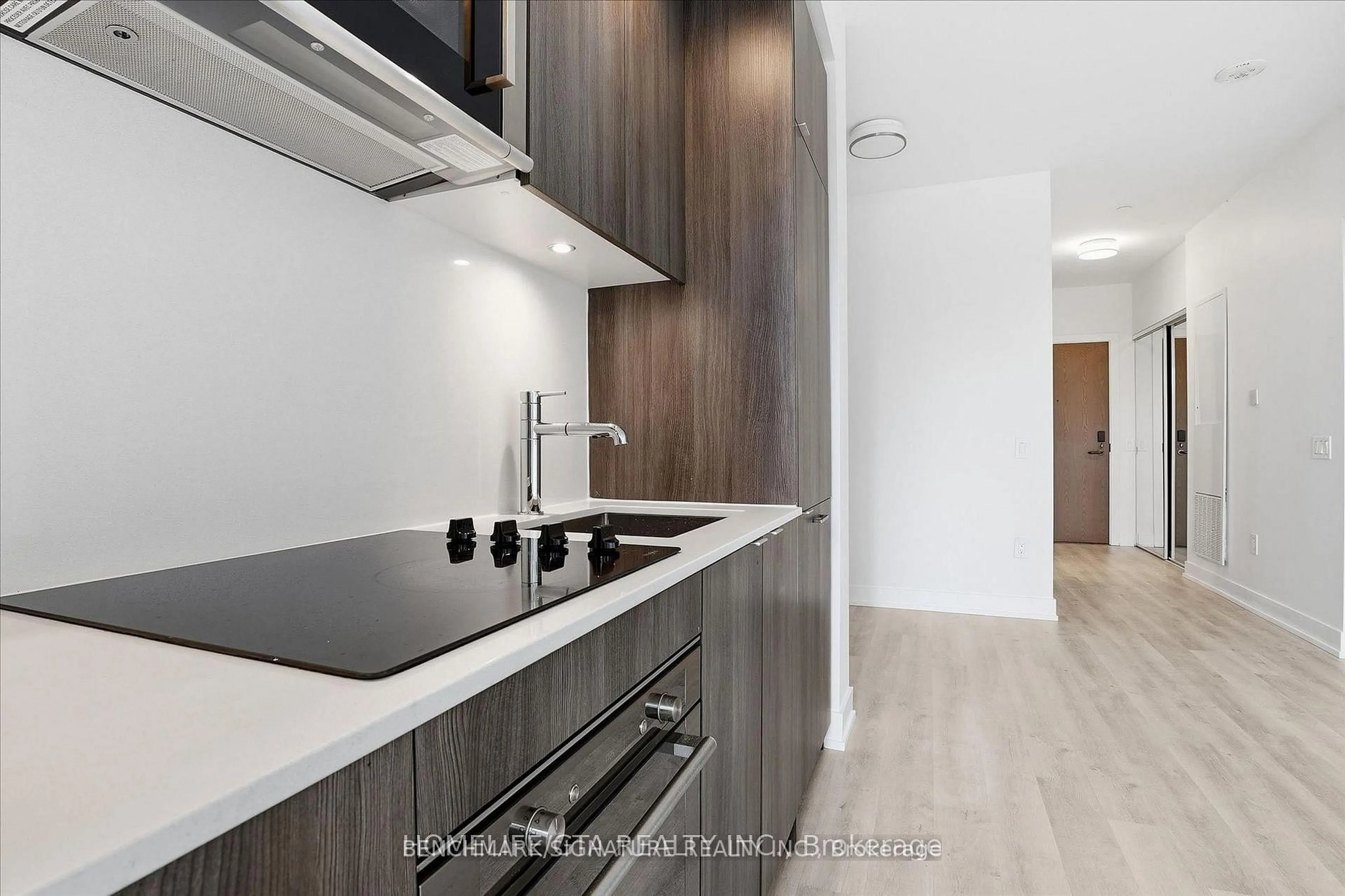 Standard kitchen, unknown for 30 Inn On The Park Dr #206, Toronto Ontario M3C 0P7