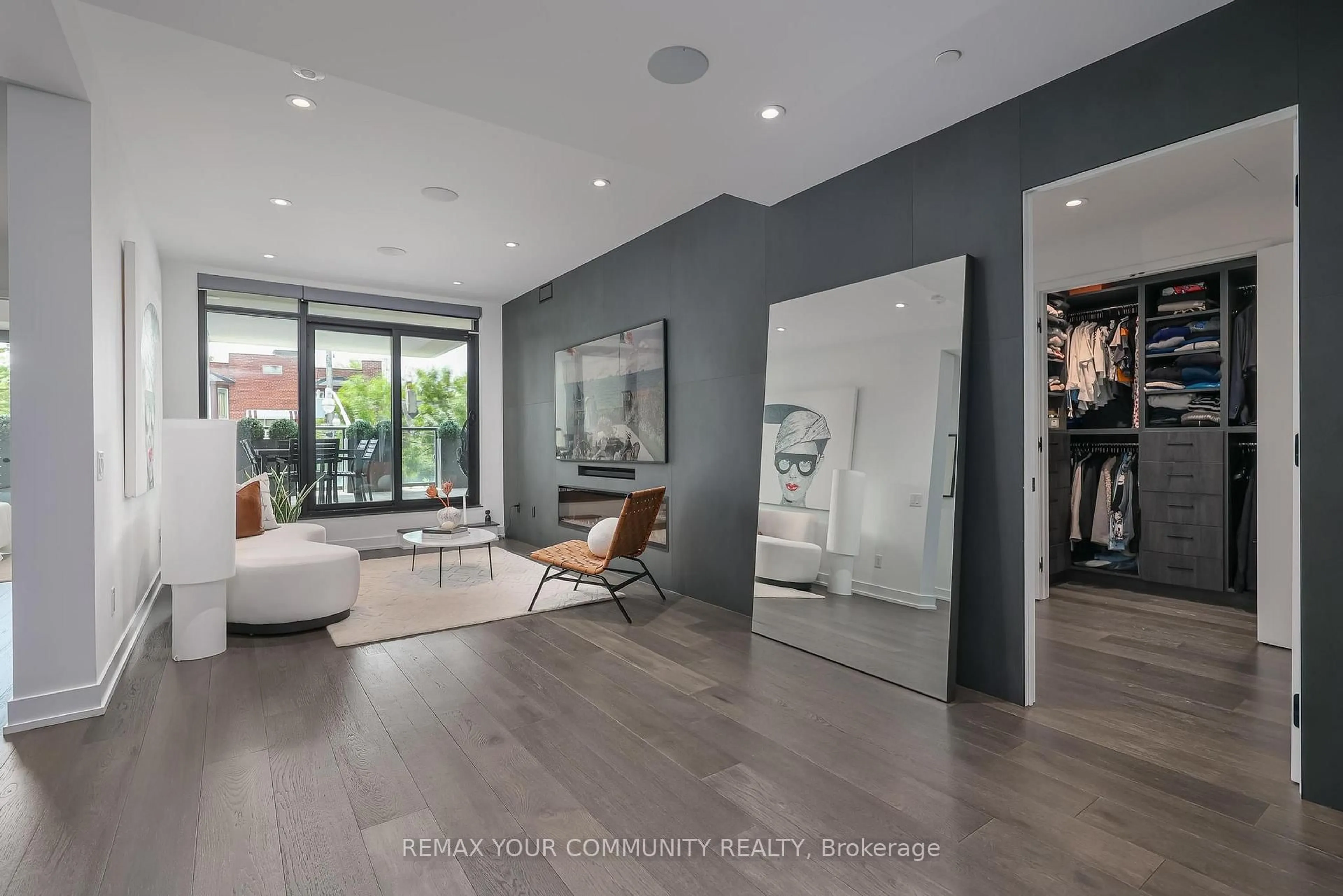 Indoor entryway for 280 Howland Ave #208, Toronto Ontario M5R 0C3