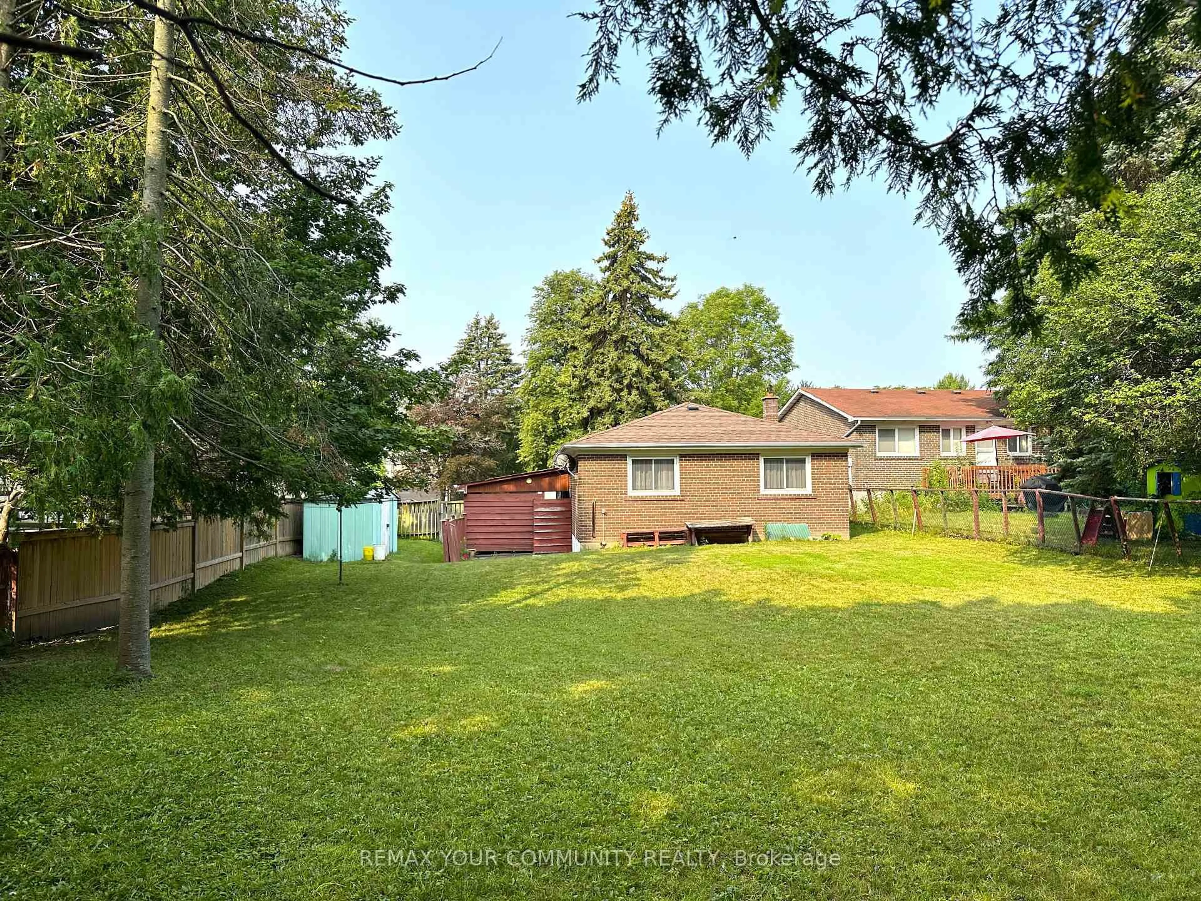 A pic from outside/outdoor area/front of a property/back of a property/a pic from drone, unknown for 15 Resolution Cres, Toronto Ontario M2H 1N3