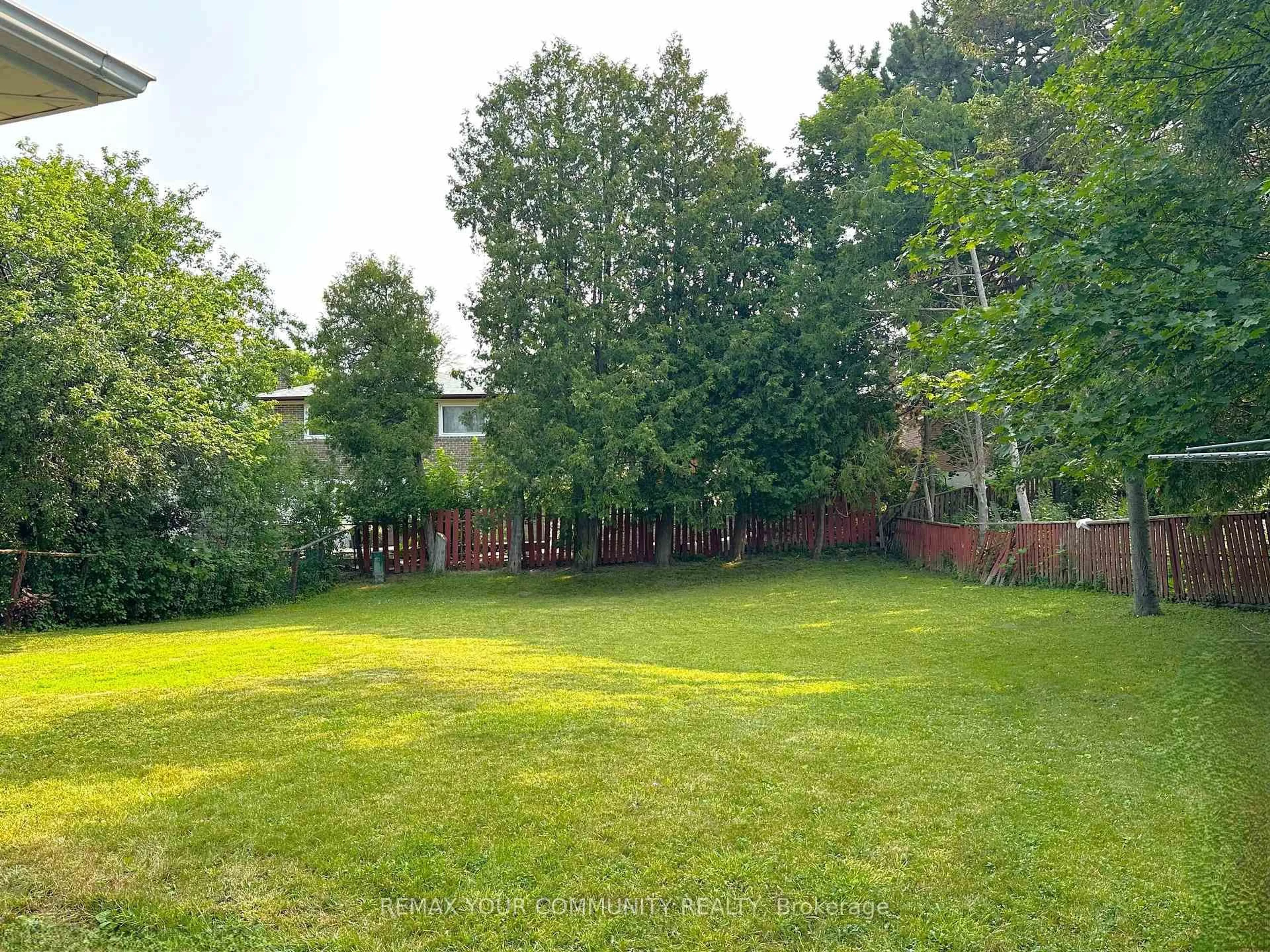 A pic from outside/outdoor area/front of a property/back of a property/a pic from drone, forest/trees view for 15 Resolution Cres, Toronto Ontario M2H 1N3