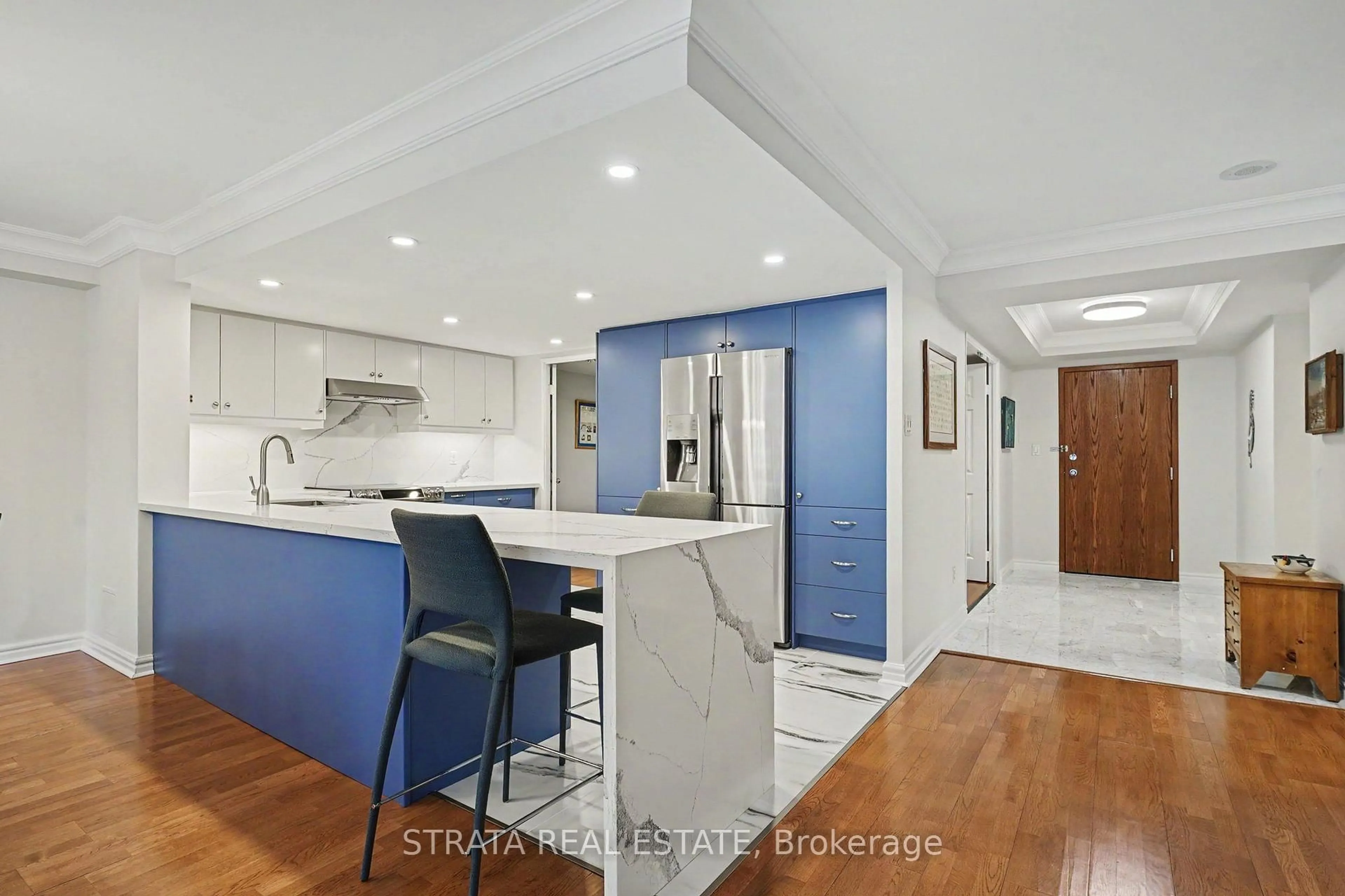 Open concept kitchen, ceramic/tile floor for 33 University Ave, Toronto Ontario M5J 2S7